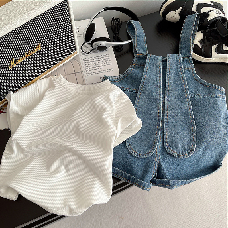 A new men's summer girls' set for 2025, featuring a stylish short-sleeved T-shirt and rabbit-ear denim overalls full figure