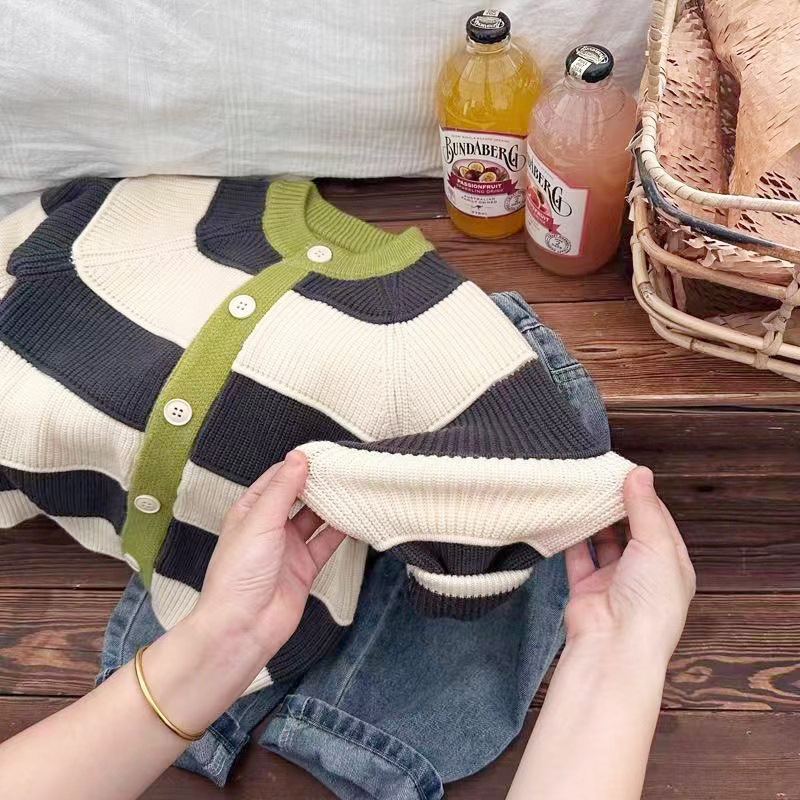 The 2023 autumn and winter new children's sweater, coat, cardigan, spring and autumn striped, stylish and fashionable, baby color block, autumn style, stylish details Picture