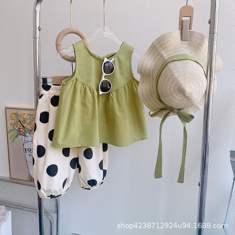 A two-piece Korean polka dot casual set for girls in summer 2023, featuring a sleeveless top and polka dot wide-leg pants full figure