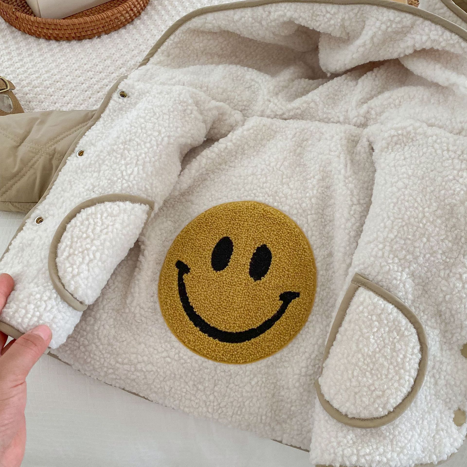 Children's double-sided cotton-padded jacket, 0-5 years old winter boys' fashionable cartoon bear smiling face thick warm coat AY667 Application Scenario