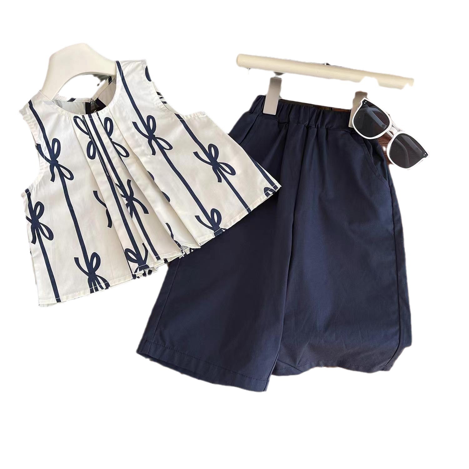 The new summer 2024 Girls' set features a sleeveless baby doll shirt with a Korean style, loose and stylish capri pants. It's a trendy two-piece set Item Picture