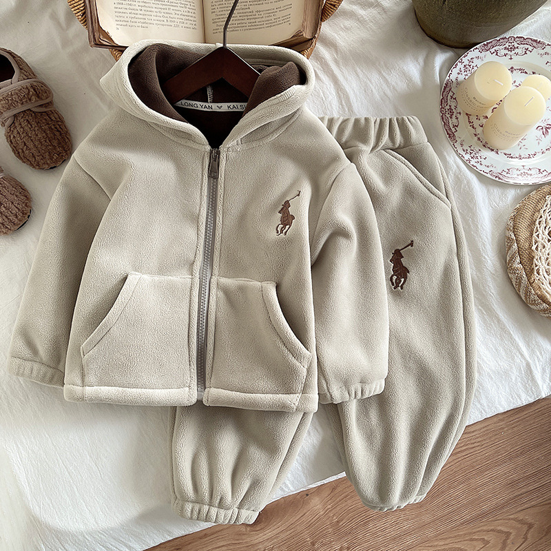 For the autumn and winter seasons, boys and girls can wear cat-fleece jackets, beige fleece hooded zipper sweatshirts and warm suits Application Scenario
