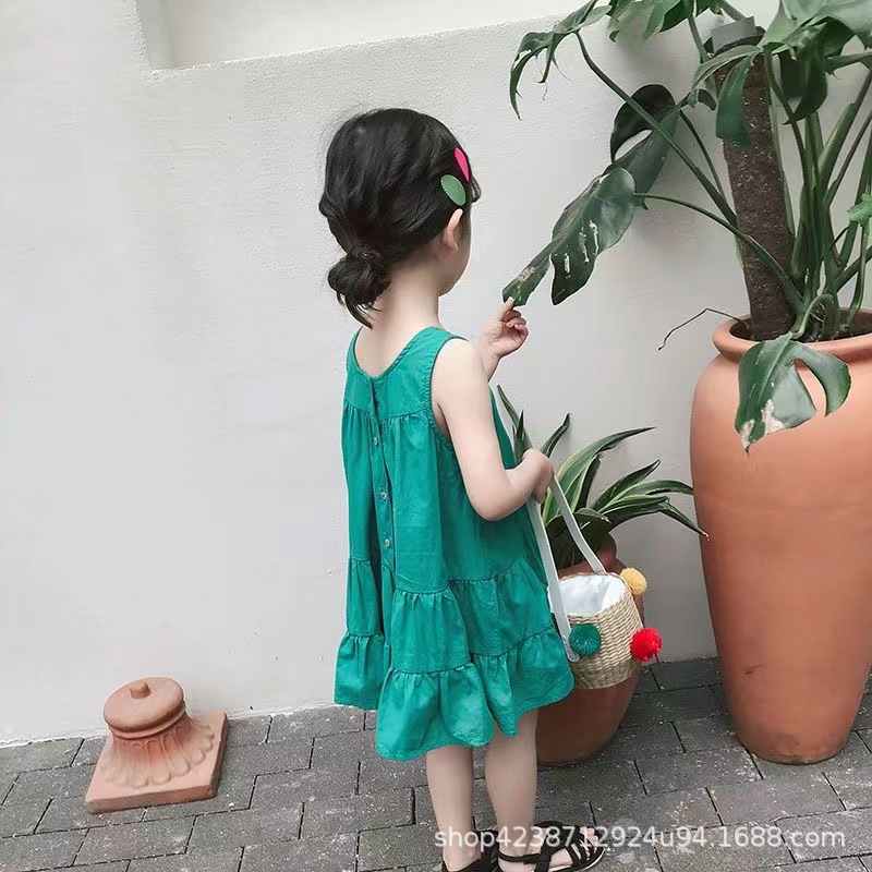 The new summer dress of the internet-famous girl in 2023 is a pure cotton solid color loose sleeveless dress with a Korean beach style and a stylish big swing Application Scenario