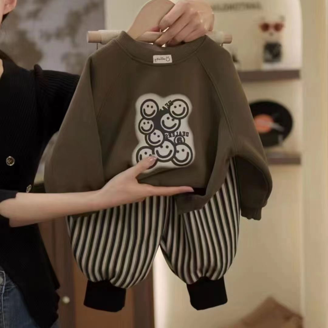 A new fashionable long-sleeved set for boys' winter smiles, thickened autumn and winter outfits, cool and stylish baby clothes trend full figure