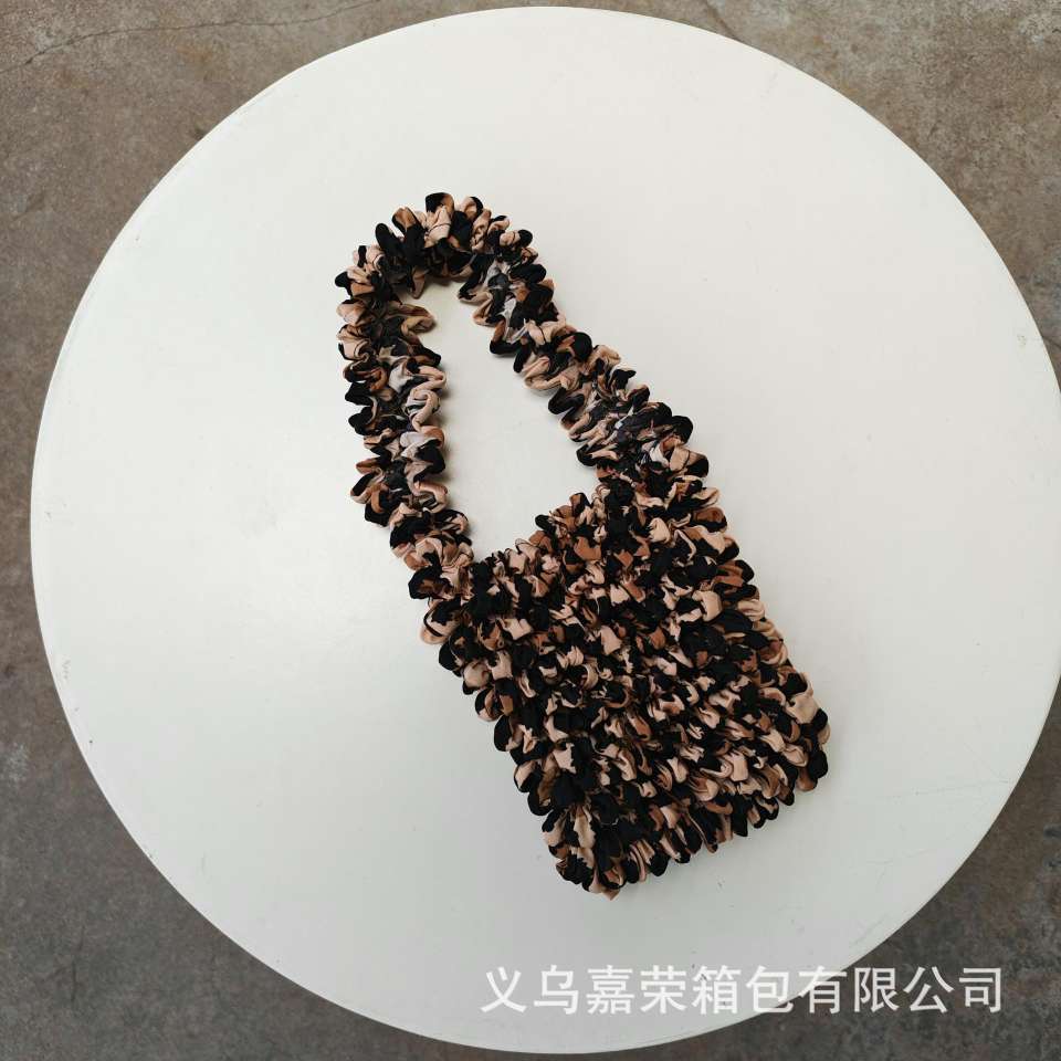 Popular Japanese and Korean pineapple bags, bubble bags, fashionable women's bags, multi-functional hand-held crossbody bags, casual leather goods and luggage, women's versatile and trendy new products detail image 19