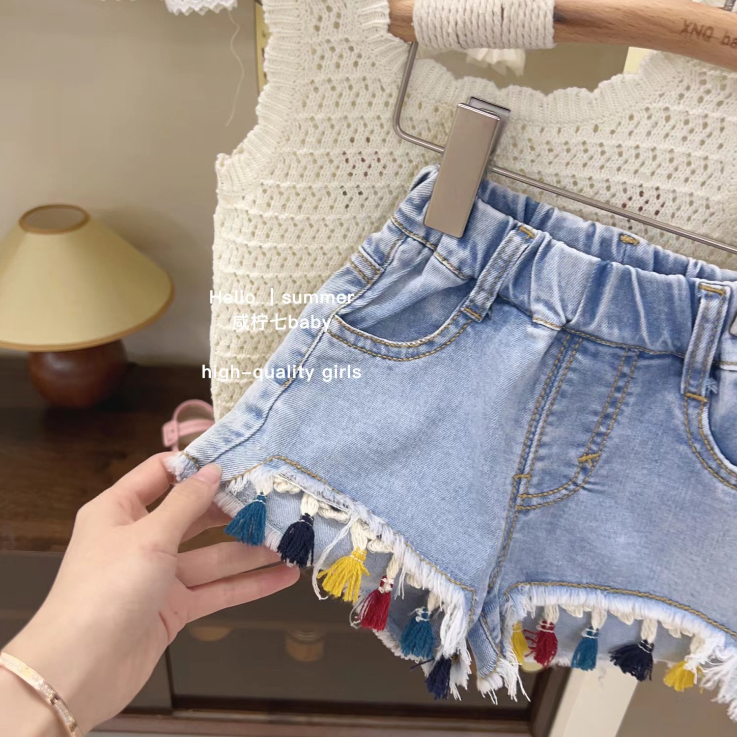 A new 2024 summer dress set for girls, featuring a fashionable and stylish knitted vest and casual shorts for children Specification drawing