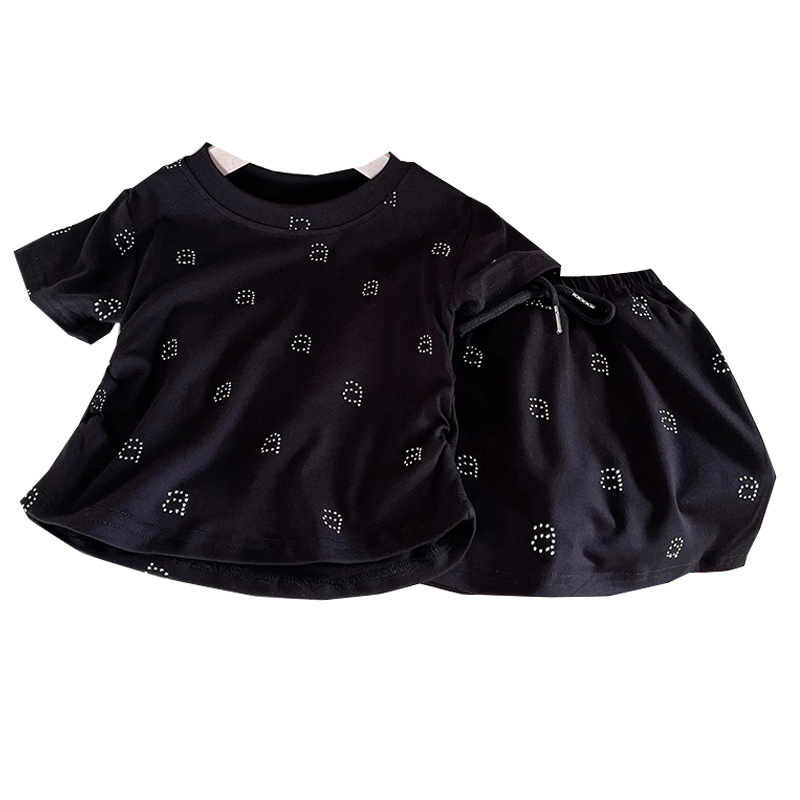 The 2024 new Girls' set is stylish, trendy and fashionable. It features a short-sleeved T-shirt with rhinestones, a casual and comfortable short skirt, and a fashionable children's wear Item Picture