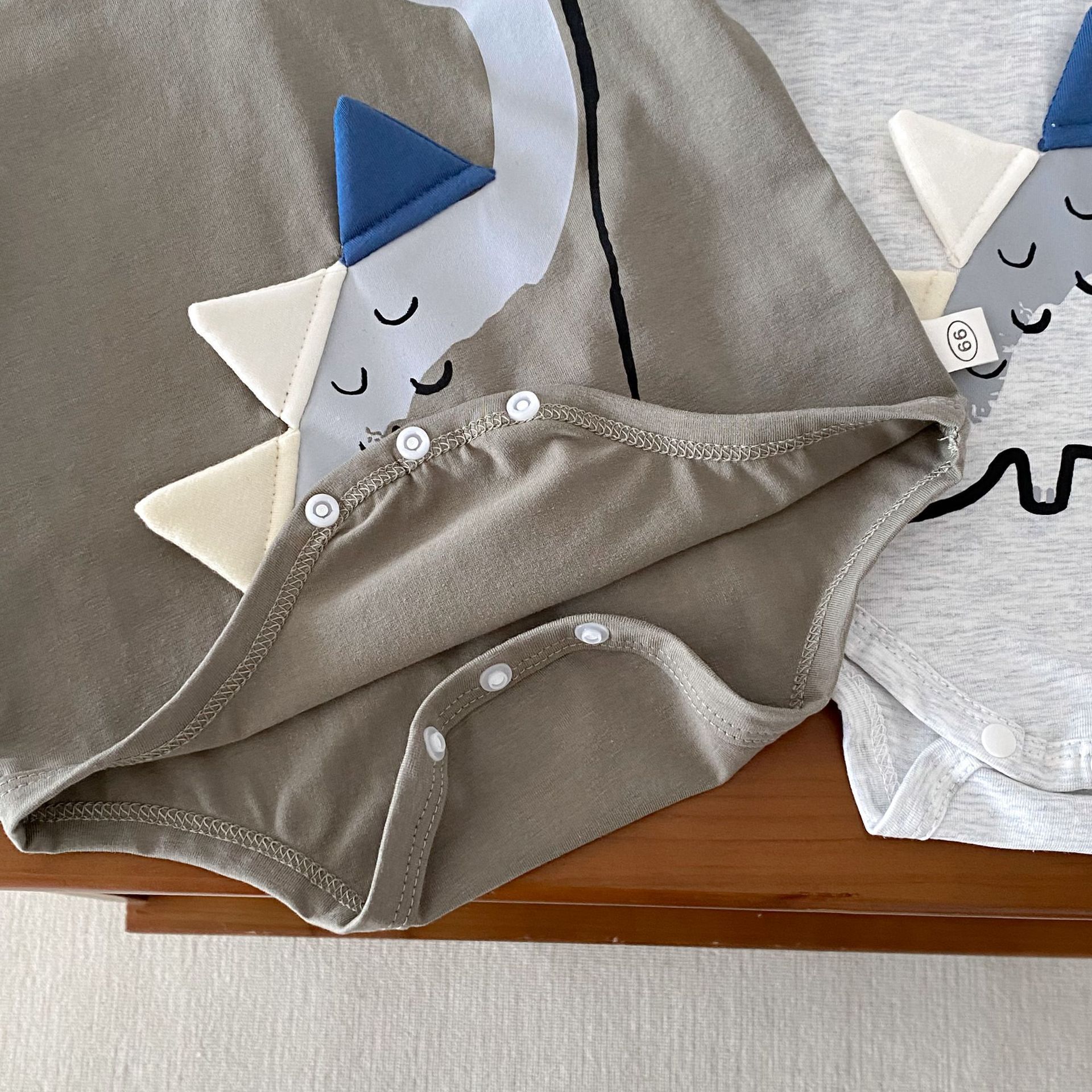 Cute baby coverings for 0-2 years old summer in Zhili, Huzhou, featuring cartoon dinosaur one-piece suits for boys and girls AL522 Application Scenario
