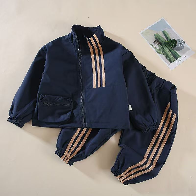 This is a new autumn coat set for boys and children, featuring a stylish, casual and sporty style Specification drawing