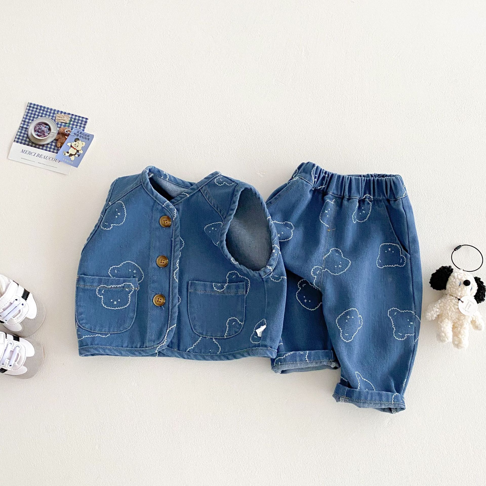 The new spring style of children's bear vests in 2025, featuring a simple full-printed bear cardigan for boys, is a trendy and stylish vest details Picture