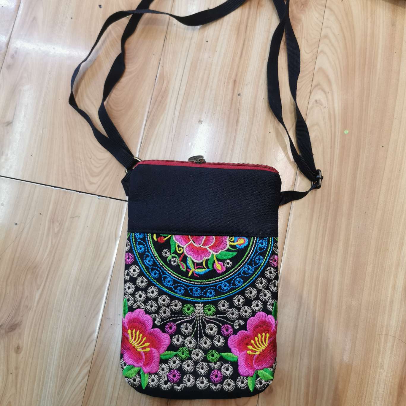 时尚女士长款钱包   拉链大容量女士钱包 女包钱包  女士长款款式新颖 出门储物绣花手机包