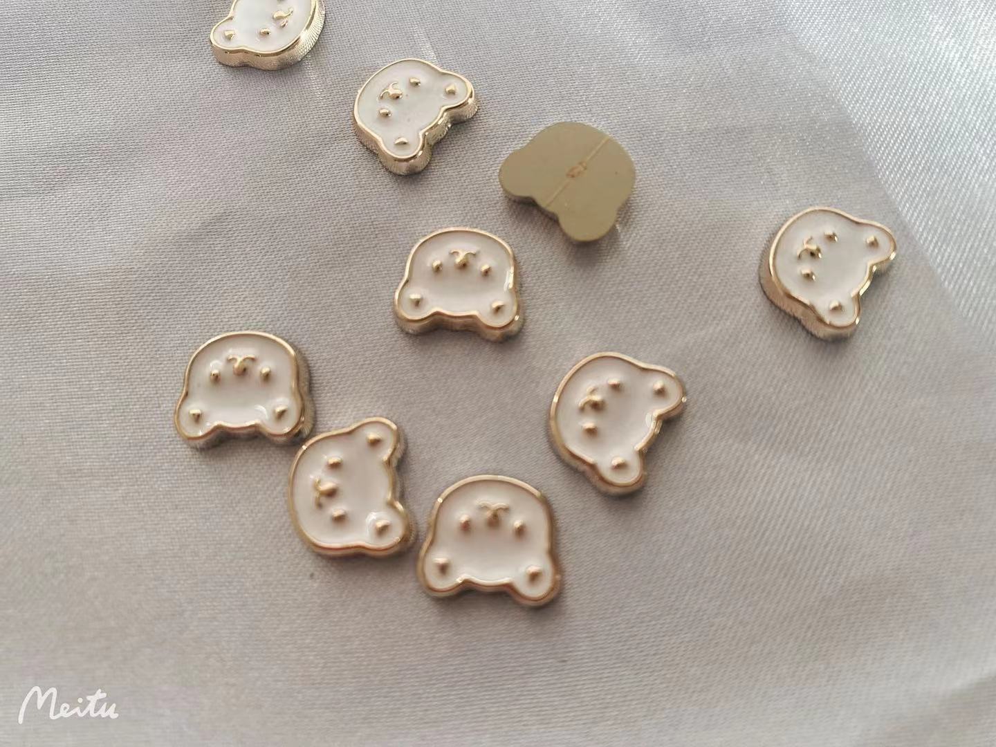 The manufacturer sells electroplated base plates, white bear oiling, and other pastable accessories such as ear studs and headwear