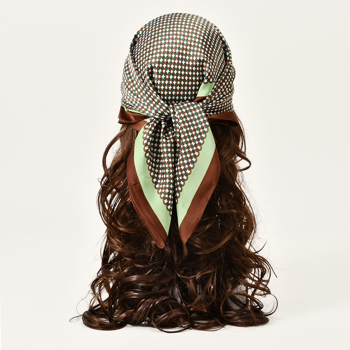 European and American spring and autumn versatile and elegant decorative circular small square scarves and silk scarves. Women can pair them with T-shirts, shirts, neckerchiefs and scarves in summer Application Scenario