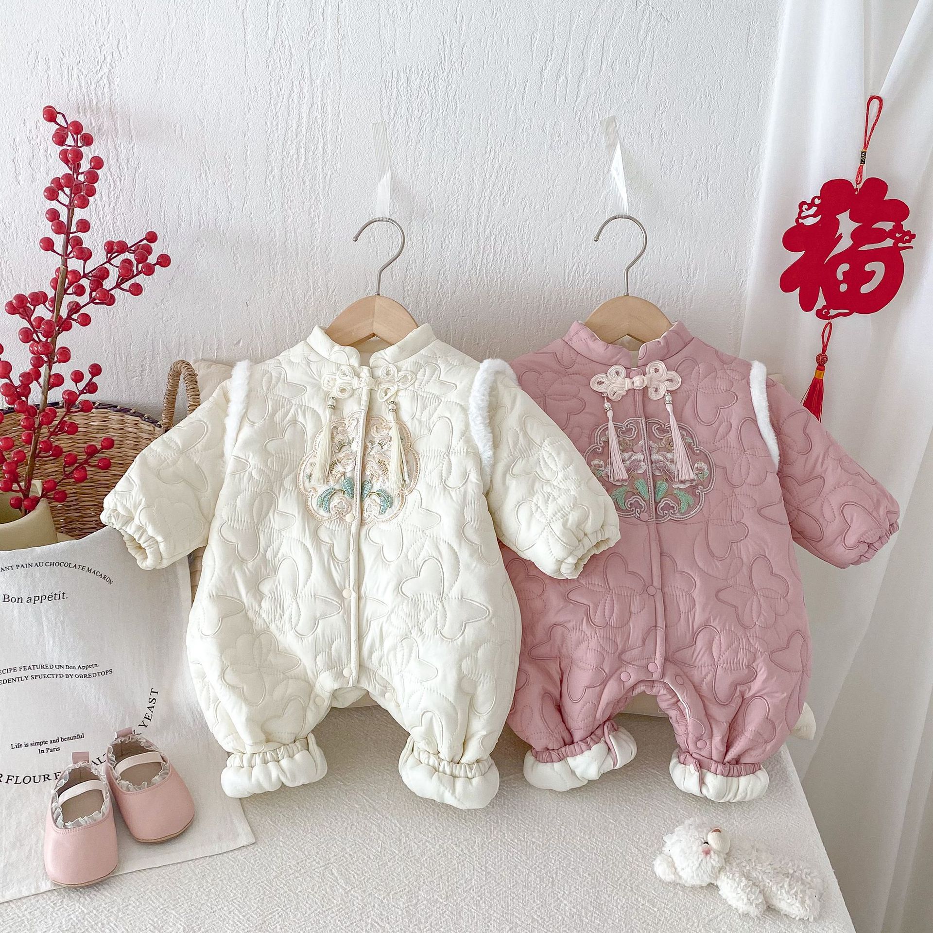 Baby retro New Year greeting dress, Winter A-class baby super cute cotton-padded jumpsuit, embroidered thickened first birthday dress AL736 full figure