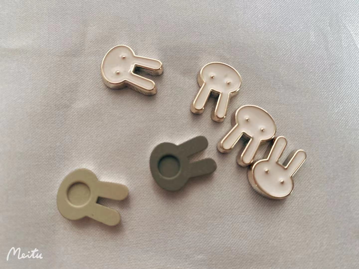 厂家销售电镀底板白小兔点油点油配耳钉头饰等可粘贴配件