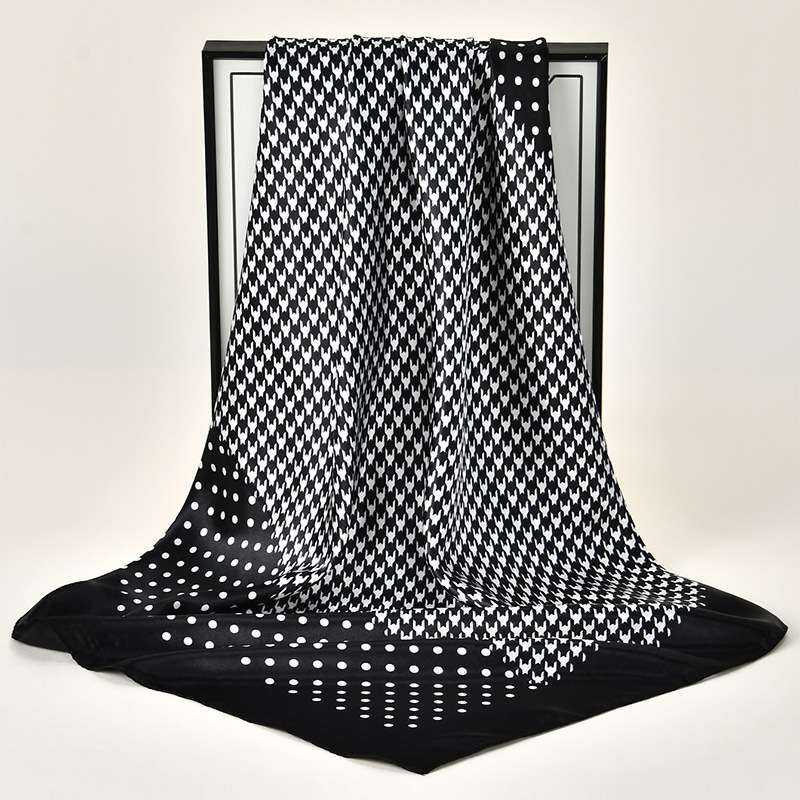 New best-selling fashionable and elegant checkered square scarves, men's and women's scarves, headscarves, sun protection and neck protection scarves, shawls for foreign trade Application Scenario