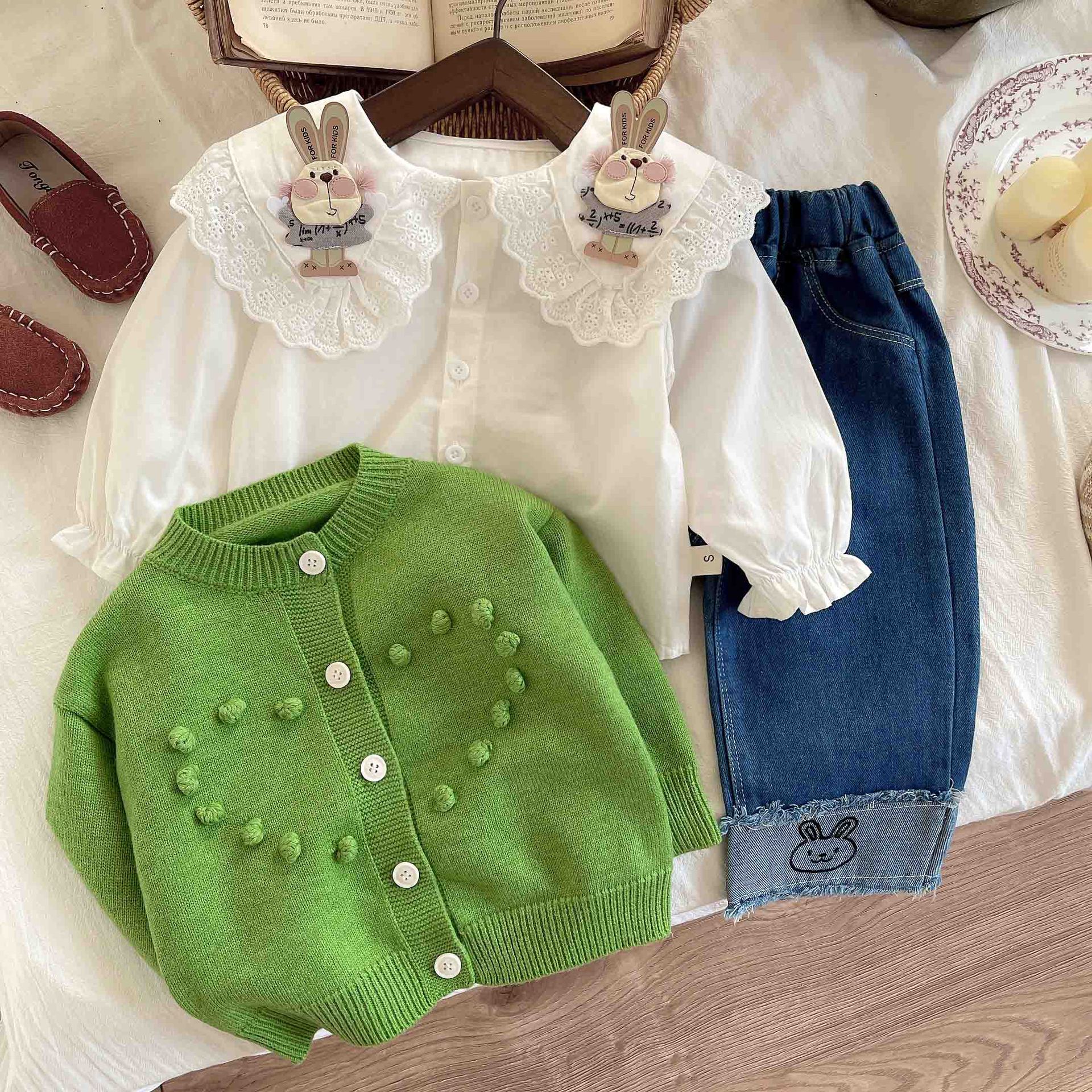 Baby Spring and autumn sweater set, fresh green sweater, little rabbit lace shirt, rabbit head jeans three-piece set Specification drawing