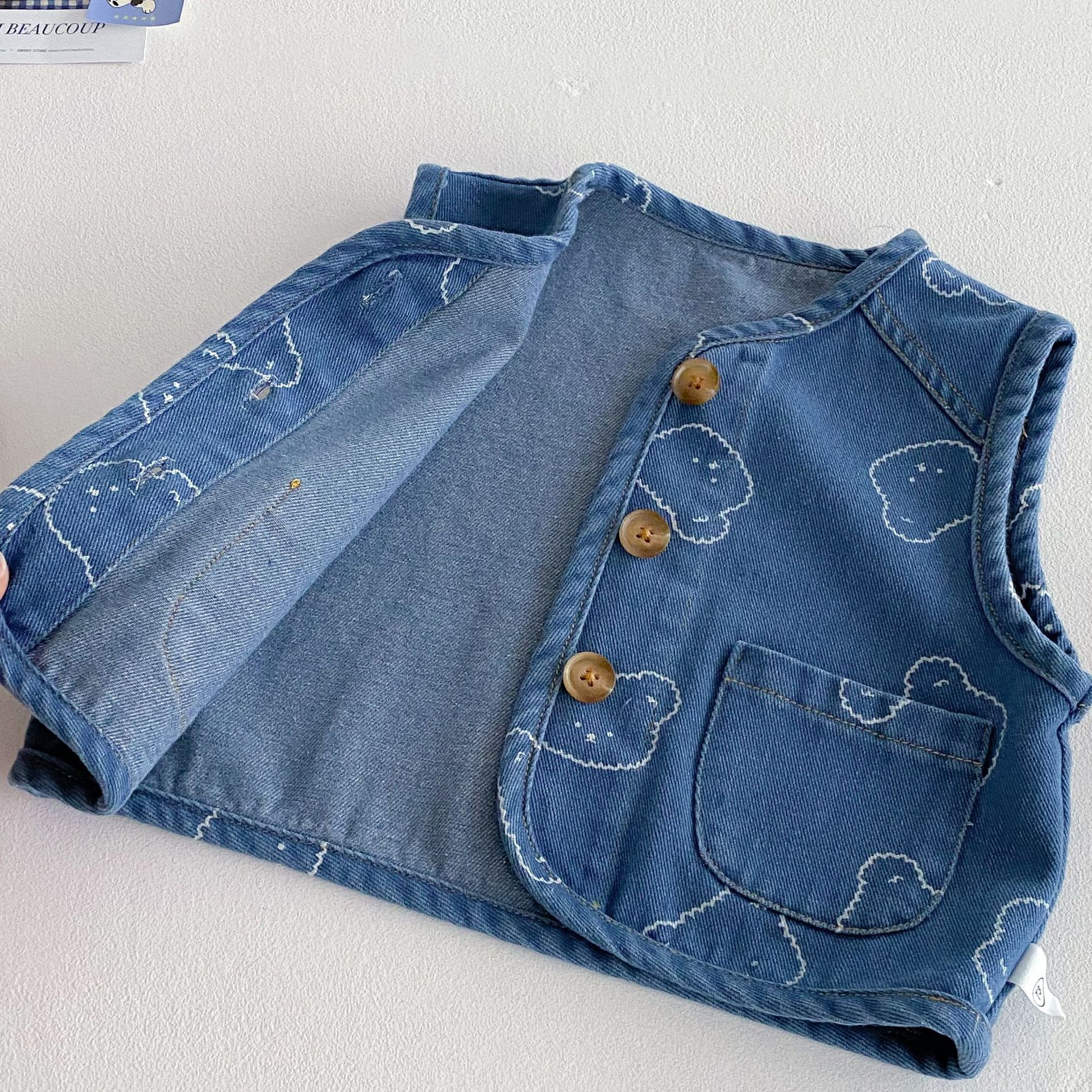 The new spring style of children's bear vests in 2025, featuring a simple full-printed bear cardigan for boys, is a trendy and stylish vest Application Scenario