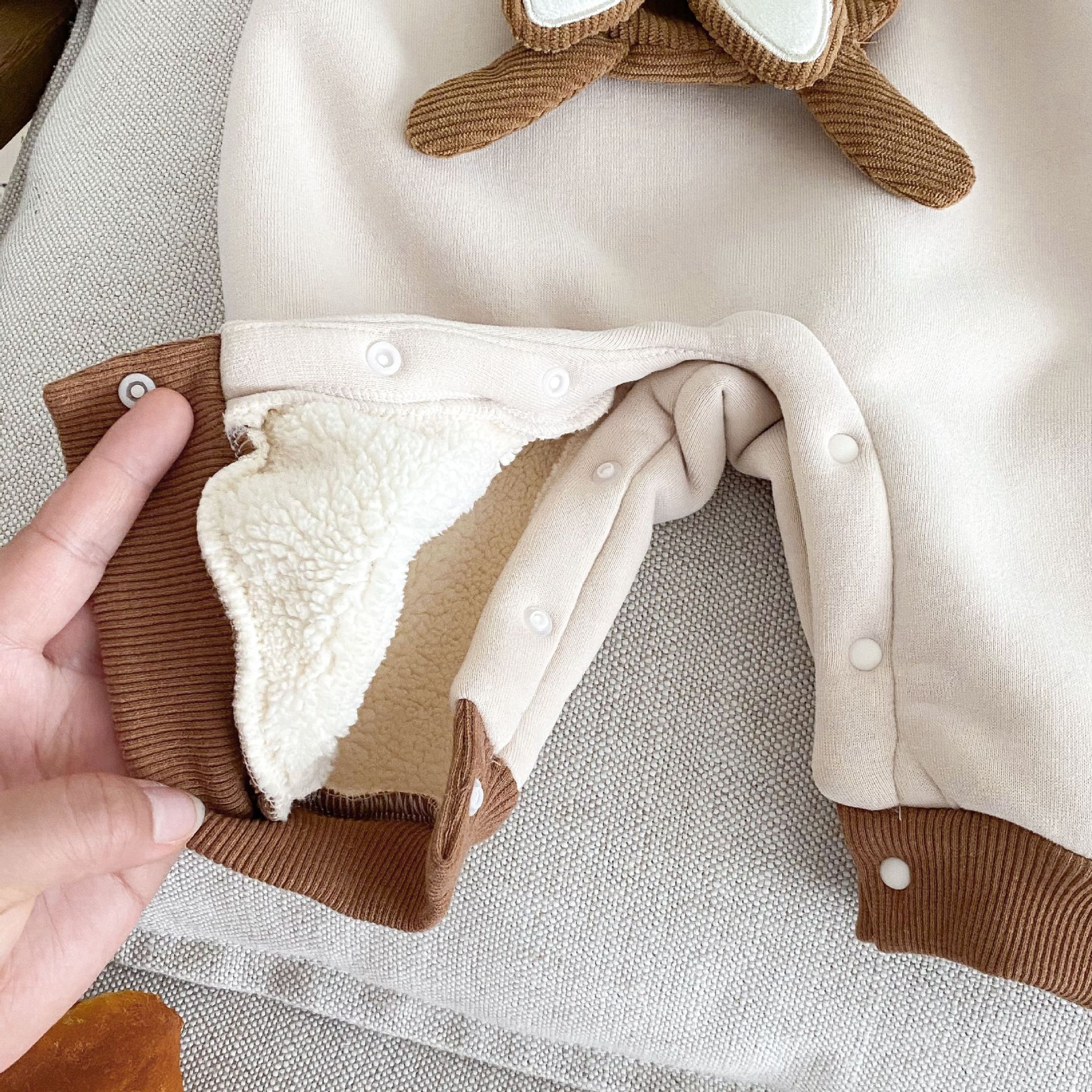 Baby fleece crawling suit, 0-2 years old winter baby cute color-blocking doll one-piece suit, baby clothes AL331 Application Scenario
