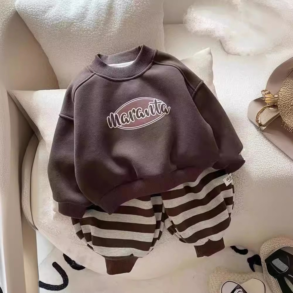 A new winter fleece hoodie set for a 2-year-old boy. Three sets of Korean-style, stylish thickened children's clothing. The top is trendy details Picture