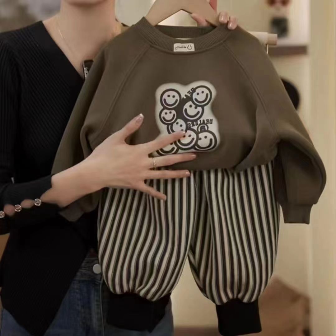 A new trendy and fashionable children's set with a smile for boys in winter, cool and stylish baby clothes for autumn and winter Application Scenario