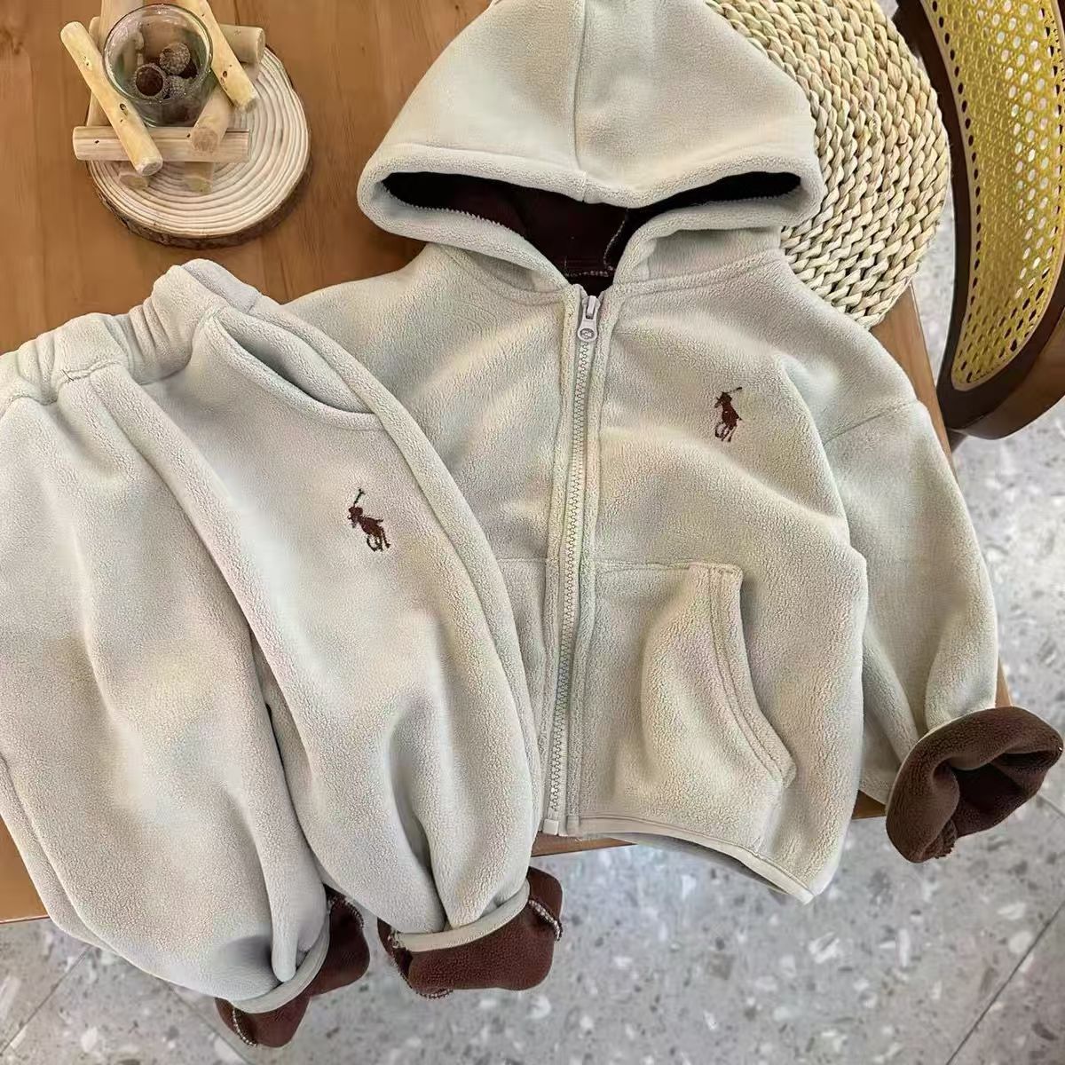 For the autumn and winter seasons, boys and girls can wear cat-fleece jackets, beige fleece hooded zipper sweatshirts and warm suits details Picture