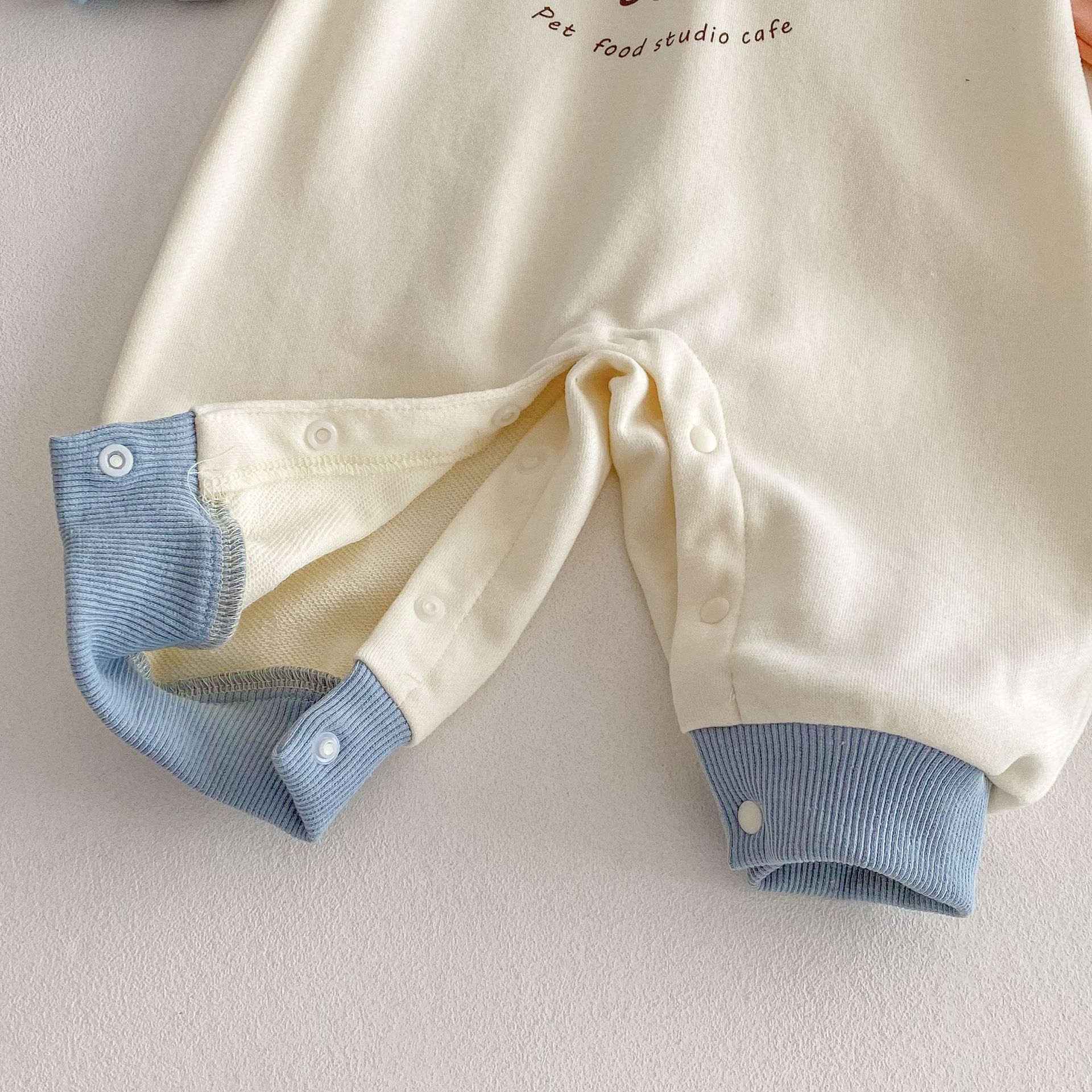 Baby fashion jumpsuit 2025 New Spring baby letter cartoon color-blocking Hayi Newborn Korean-style clothes Application Scenario