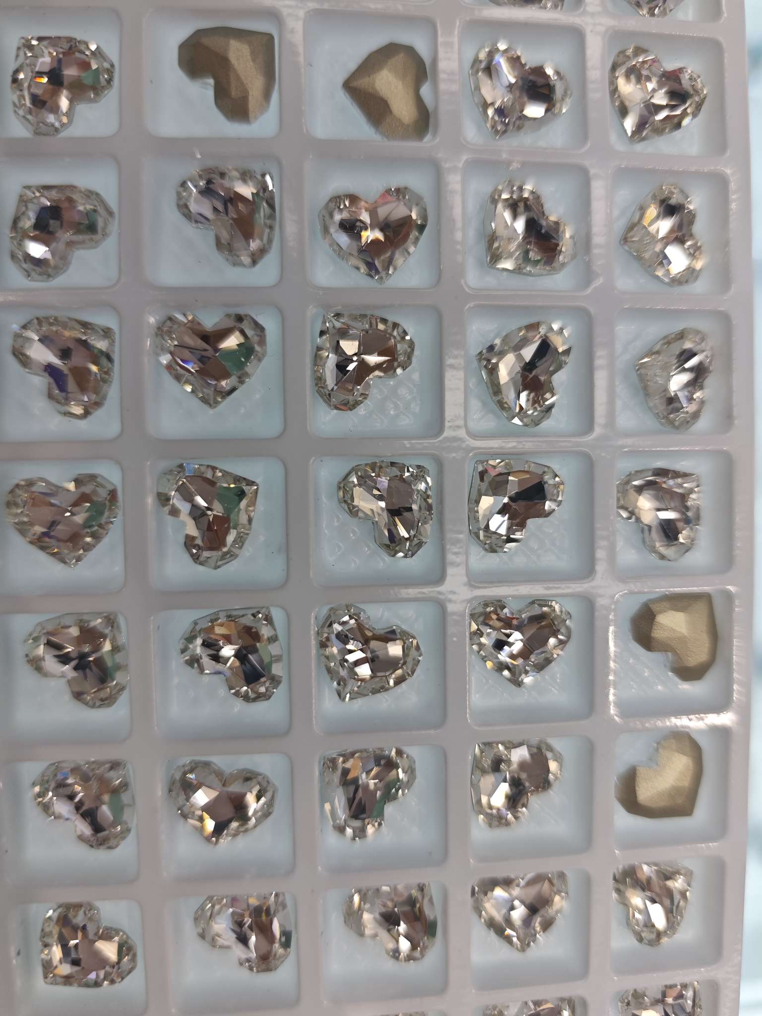 The pointed-bottom geometric heart-shaped crystal glass accessory is crystal clear and can be used for handicrafts, clothing, manicures and home decoration details Picture