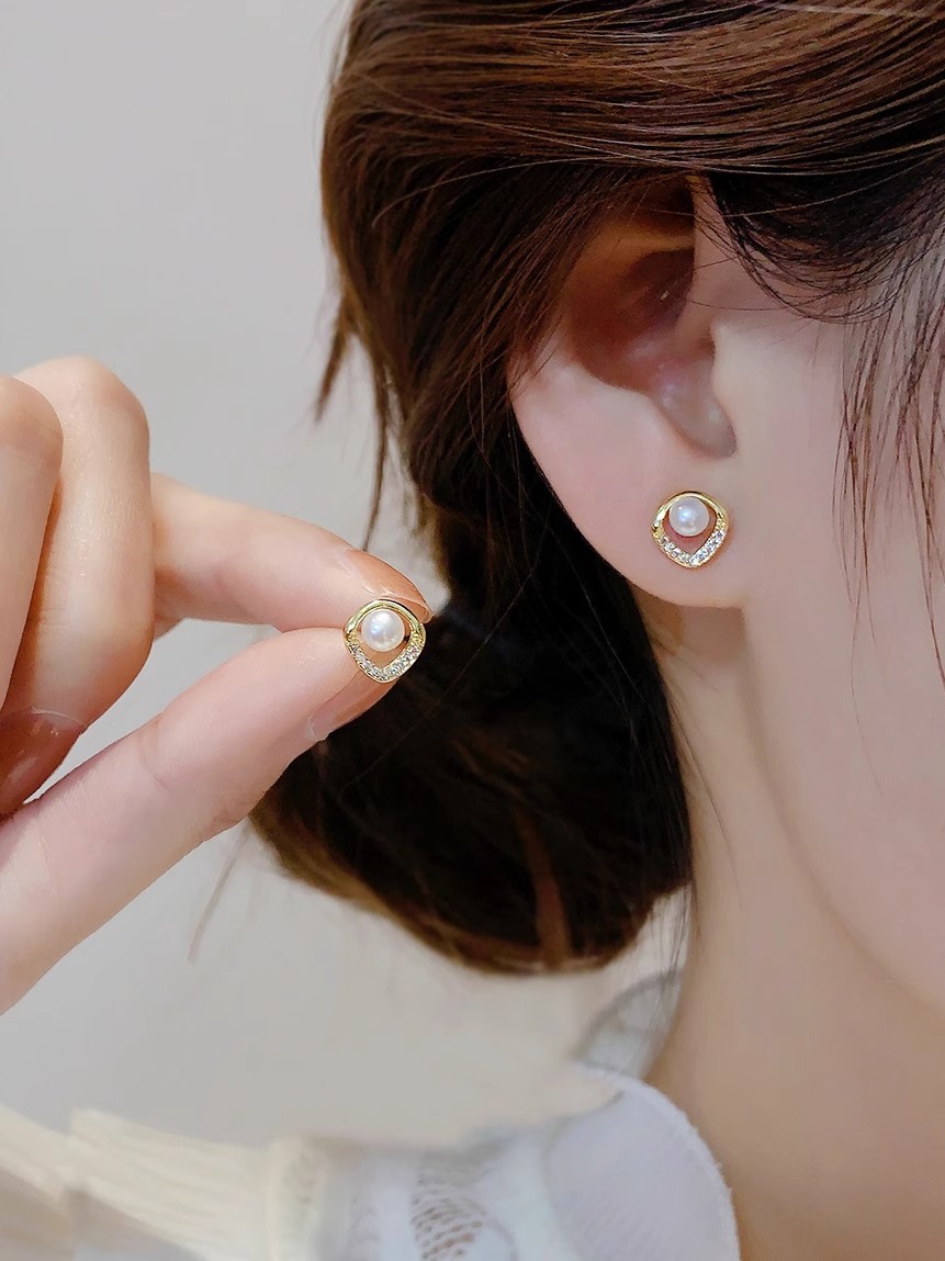 Xuhui brand exquisite and light luxury copper plated with real gold and set with zircon 925 silver needle square freshwater pearl design stud earrings full figure