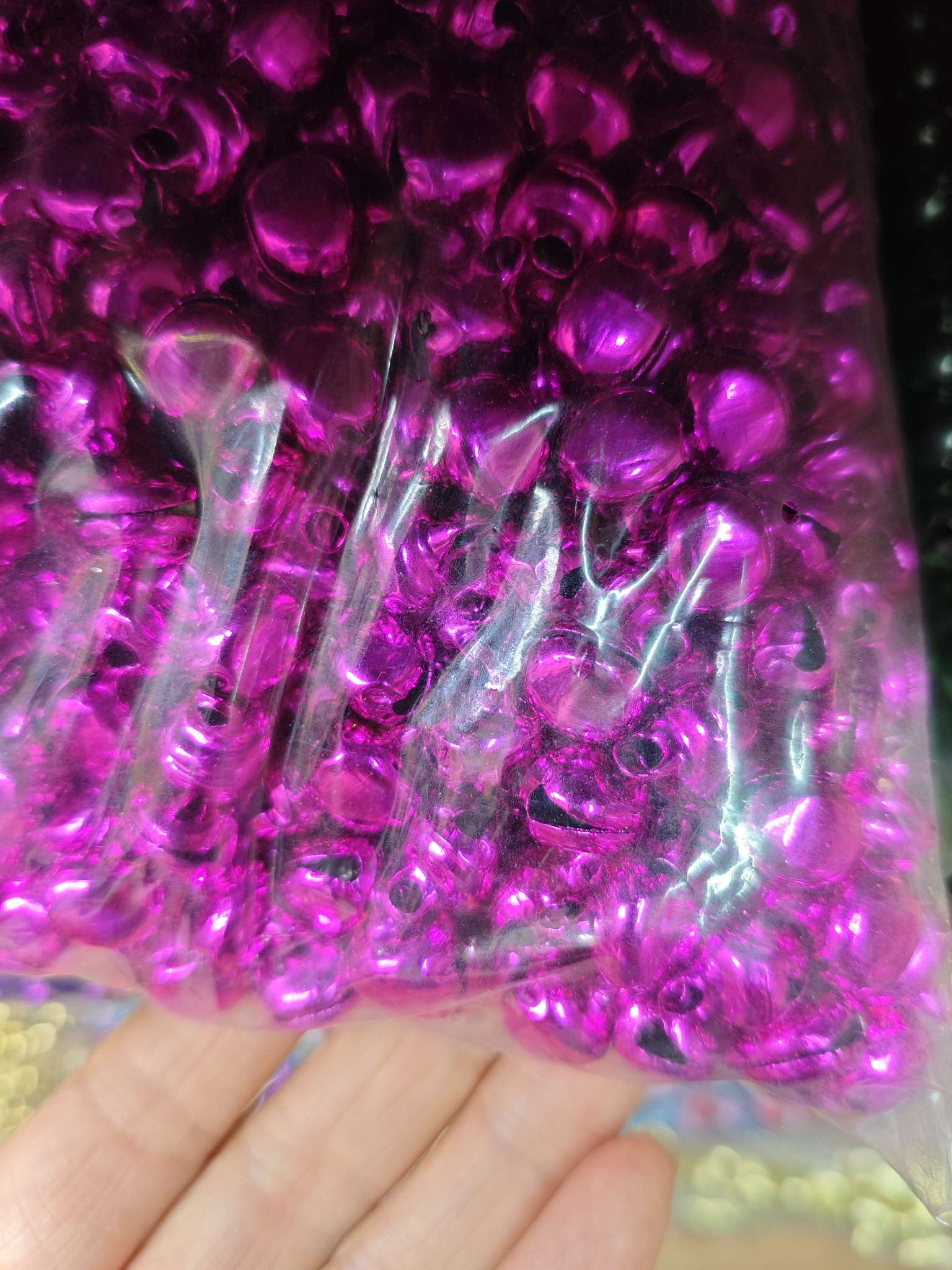 The new 2025 premium bell fish mouth bell in rose red can be used as Christmas items, car pendants, Chinese knot pendants, and is specially designed for bracelets and necklaces. The styles are complete and the prices are reasonable. , details Picture