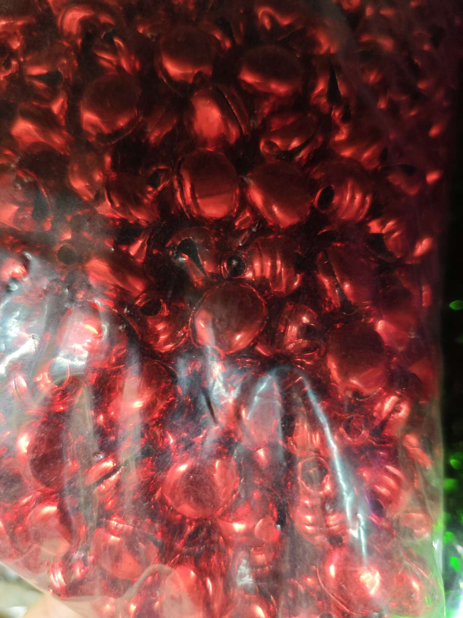 The new 2025 premium bell fish mouth bell in bright red can be used as Christmas items, car pendants, Chinese knot pendants, and is specially designed for bracelets and necklaces. The styles are complete and the prices are reasonable. Welcome to purchase details Picture