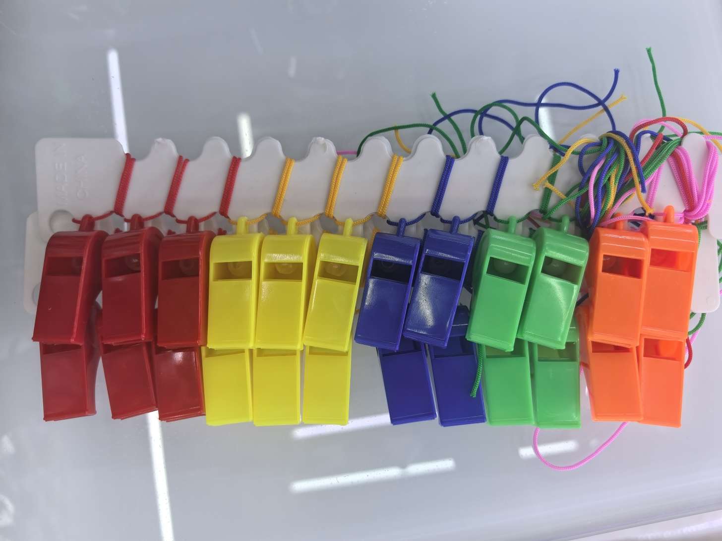 口哨色彩靓丽口哨儿童吹哨玩具解压适合3岁以上比赛吹哨玩耍解压