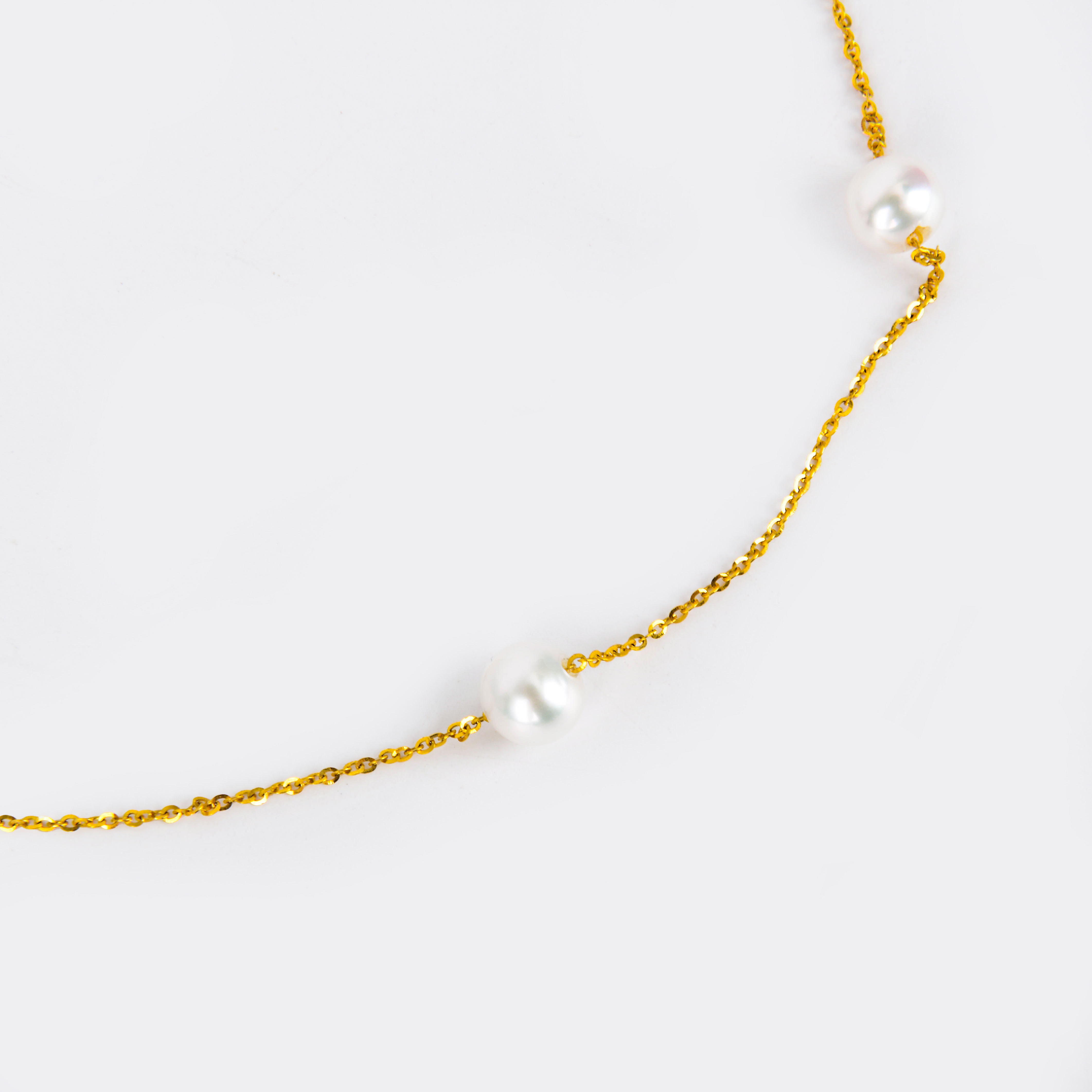 A natural pearl bracelet paired with 750 small gold beads exudes a fashionable and high-end feel Application Scenario