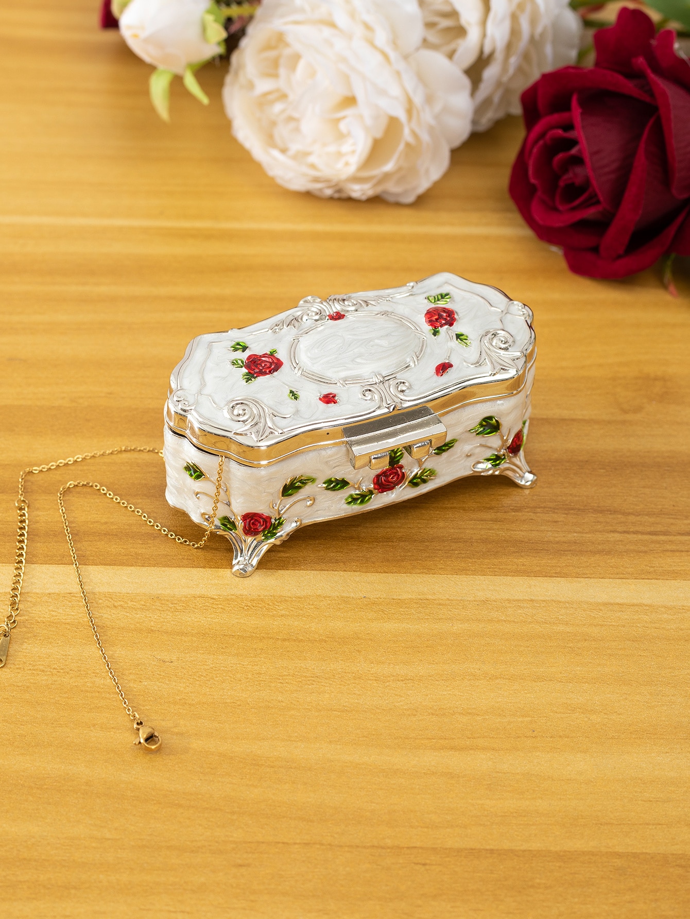 轻奢风银白,金白红花色棉签盒，可收纳棉签盒,边缘圆润防刮伤。适配精致女性的梳妆台、浴室洗手台，也适合育儿收纳角落。