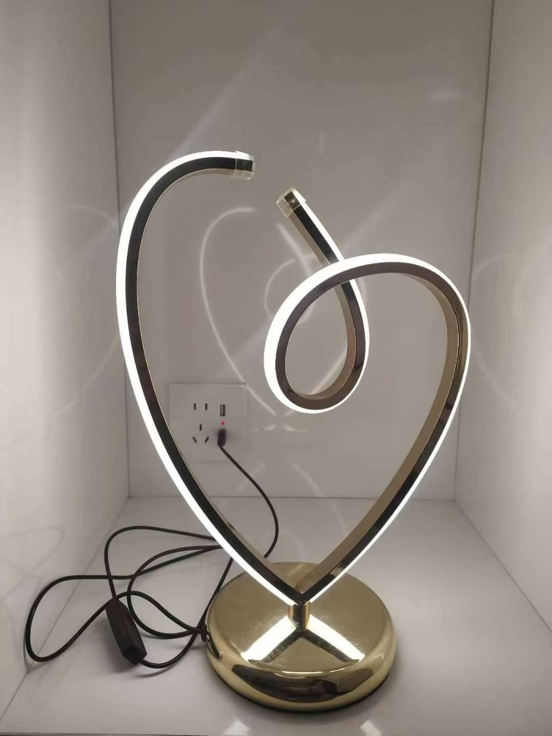 日用百货照明电筒多功能便携手电筒户外应急灯家用充电式其他款式