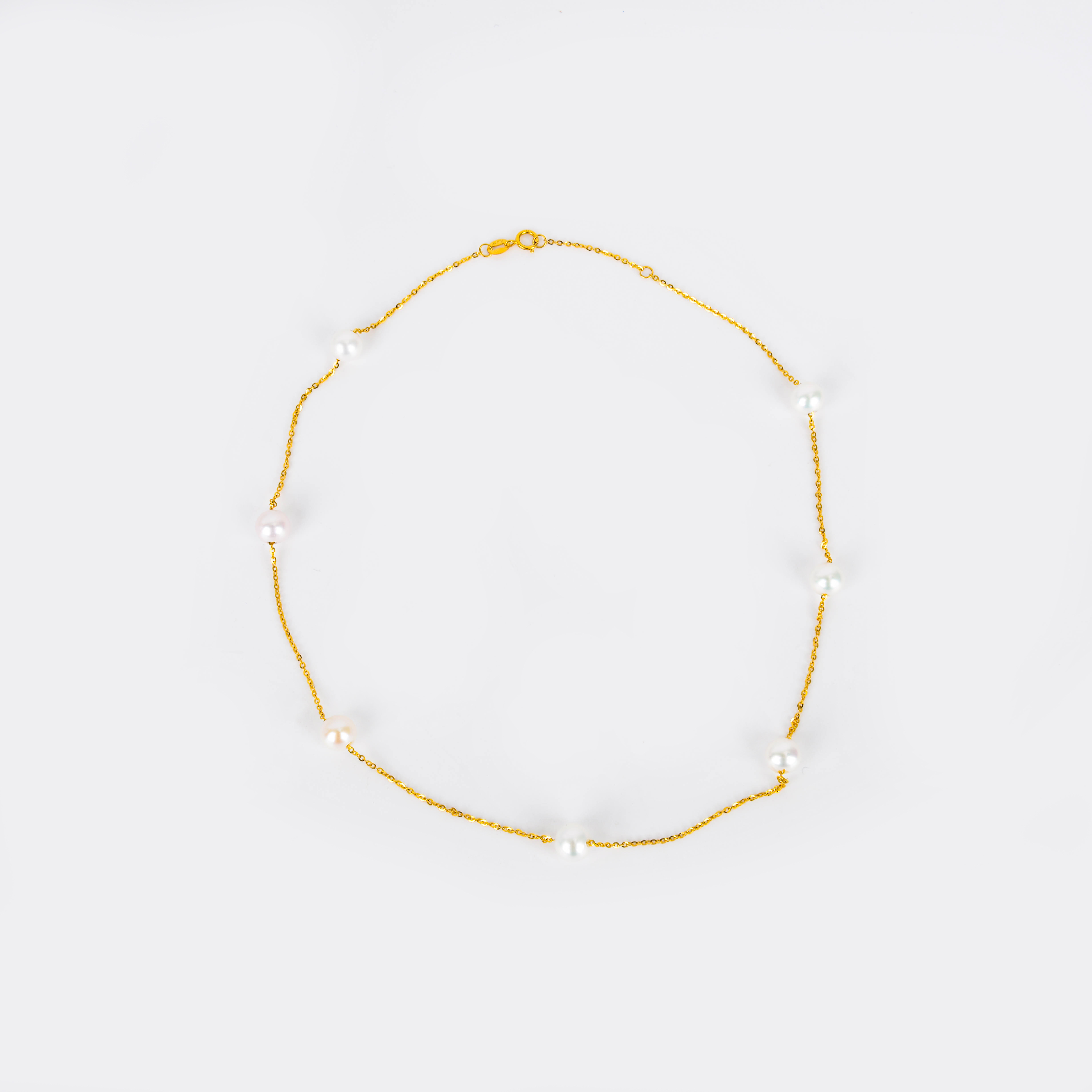 A natural pearl bracelet paired with 750 small gold beads exudes a fashionable and high-end feel