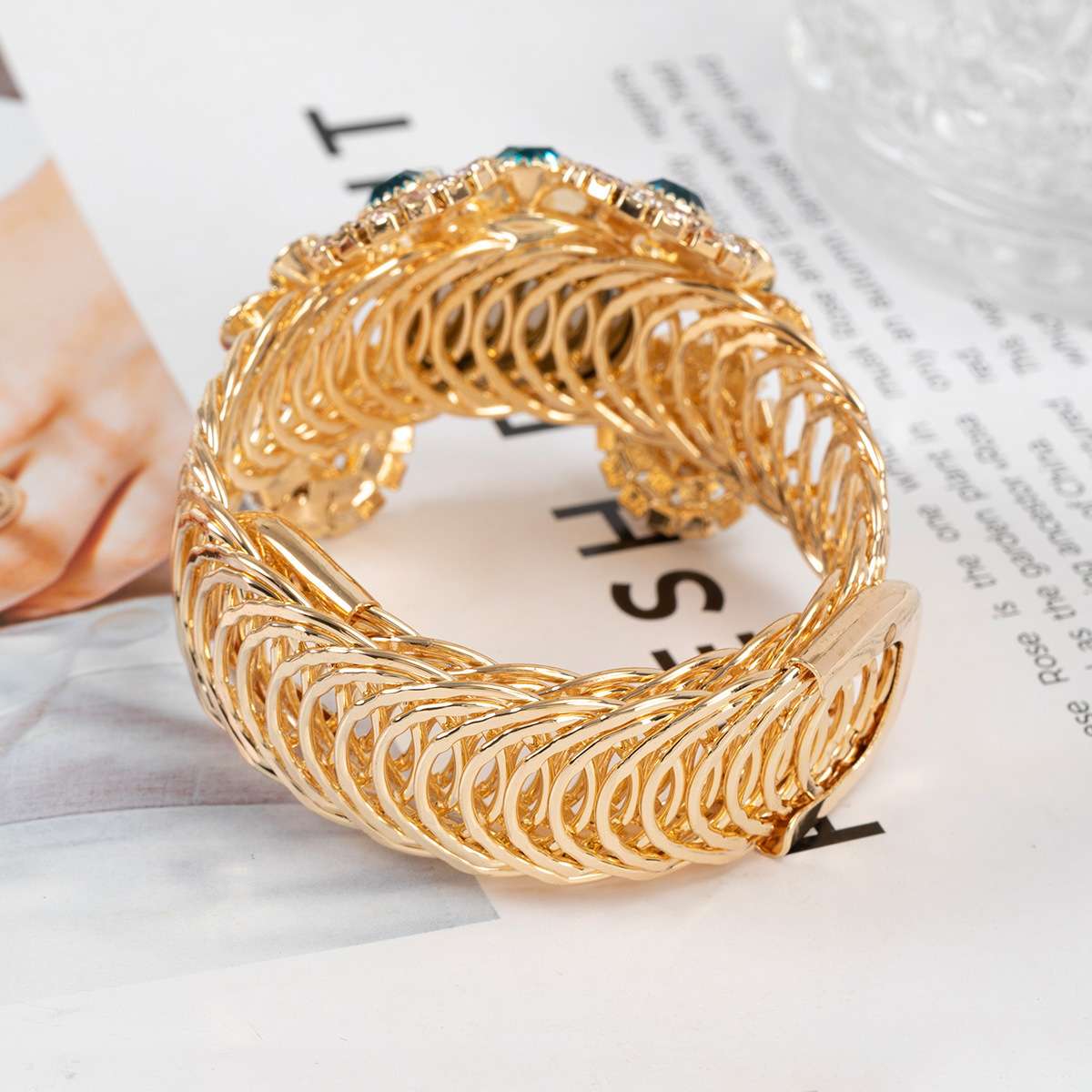 Cross-border new fashion women's Korean version full diamond alloy fashion wristwatch, creative fringed quartz bracelet watch for women Application Scenario