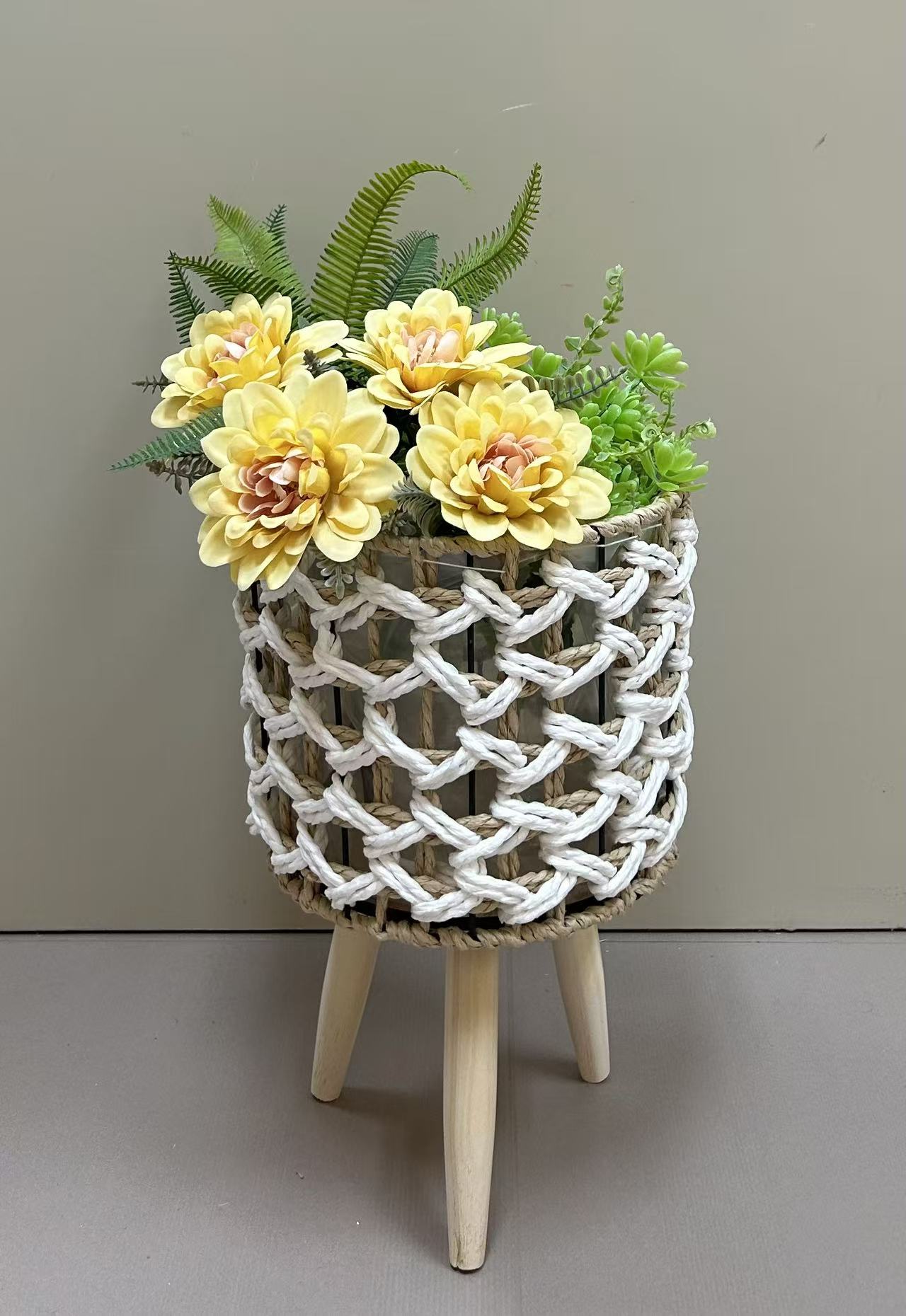 Nordic style creative, pure handcrafted, outward-woven flower baskets, wooden legs, high flower stands, floor-standing indoor and outdoor decoration, green ivy, garden potted plants, regenerated flowers, small potted plants grown by oneself Item Picture