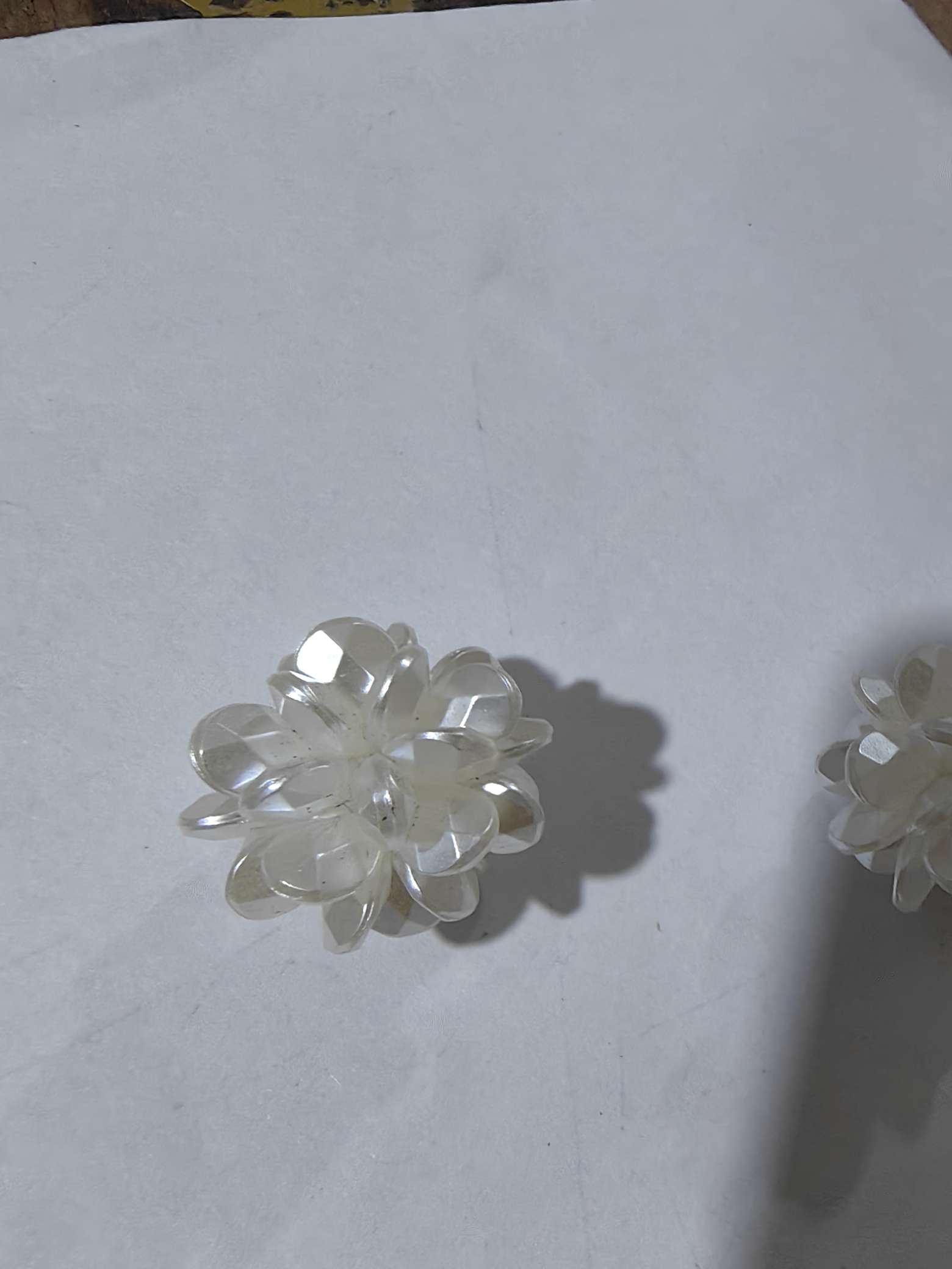 A variety of fashionable pearl ball earrings, ear needles, and other accessories are available for a mix and match of creative decorative items. Multiple colors to choose from, and a selection of versatile and trendy accessories Application Scenario