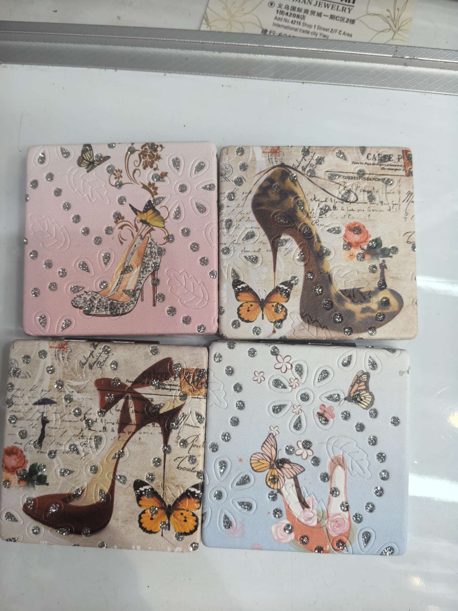 进口日用化妆镜高清便携折叠镜子便携式美容镜带灯化妆镜子女款

白底实物图