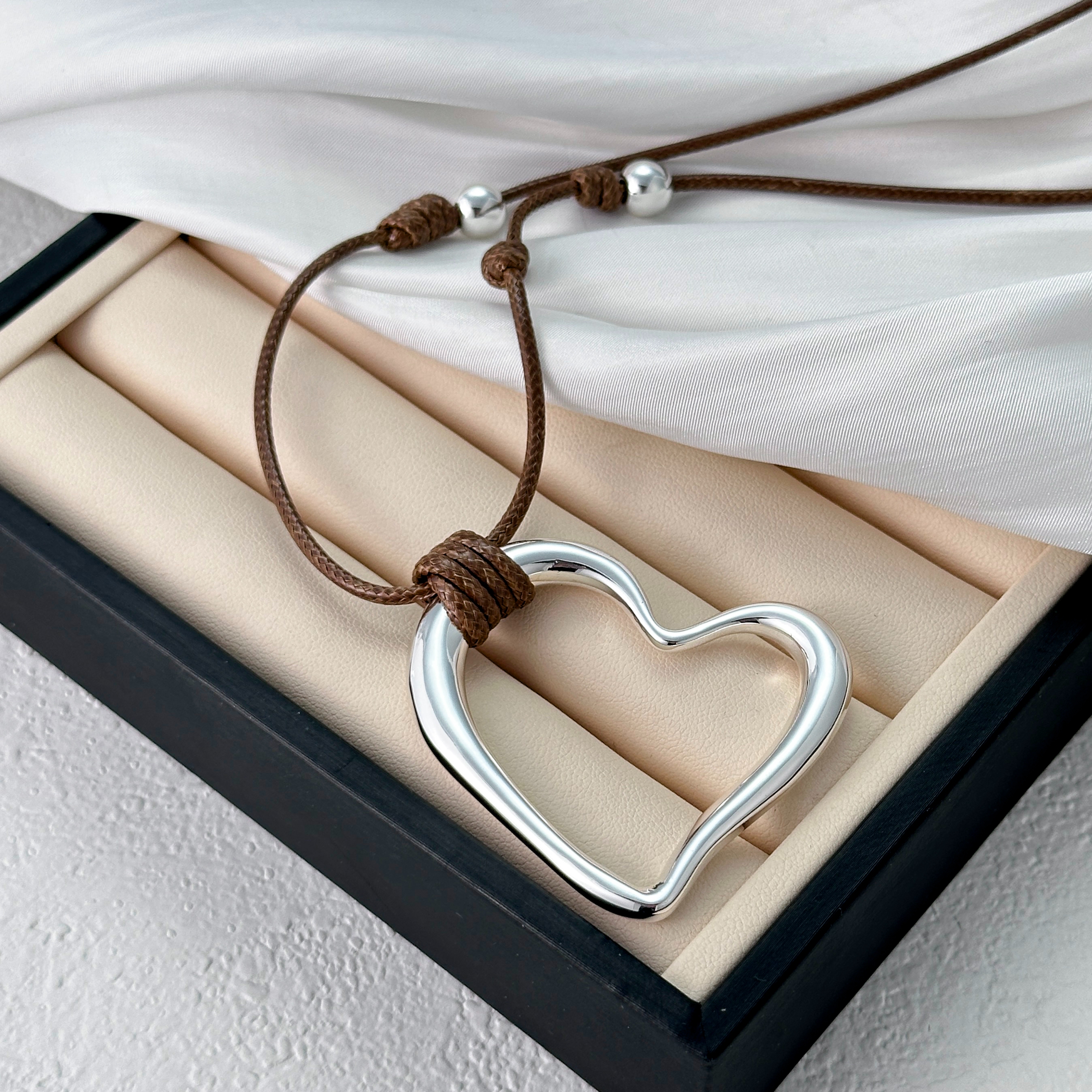 艺达2025新款秋冬复古咖色美拉德不规则拼接项链配饰女小众爱心吊坠项链