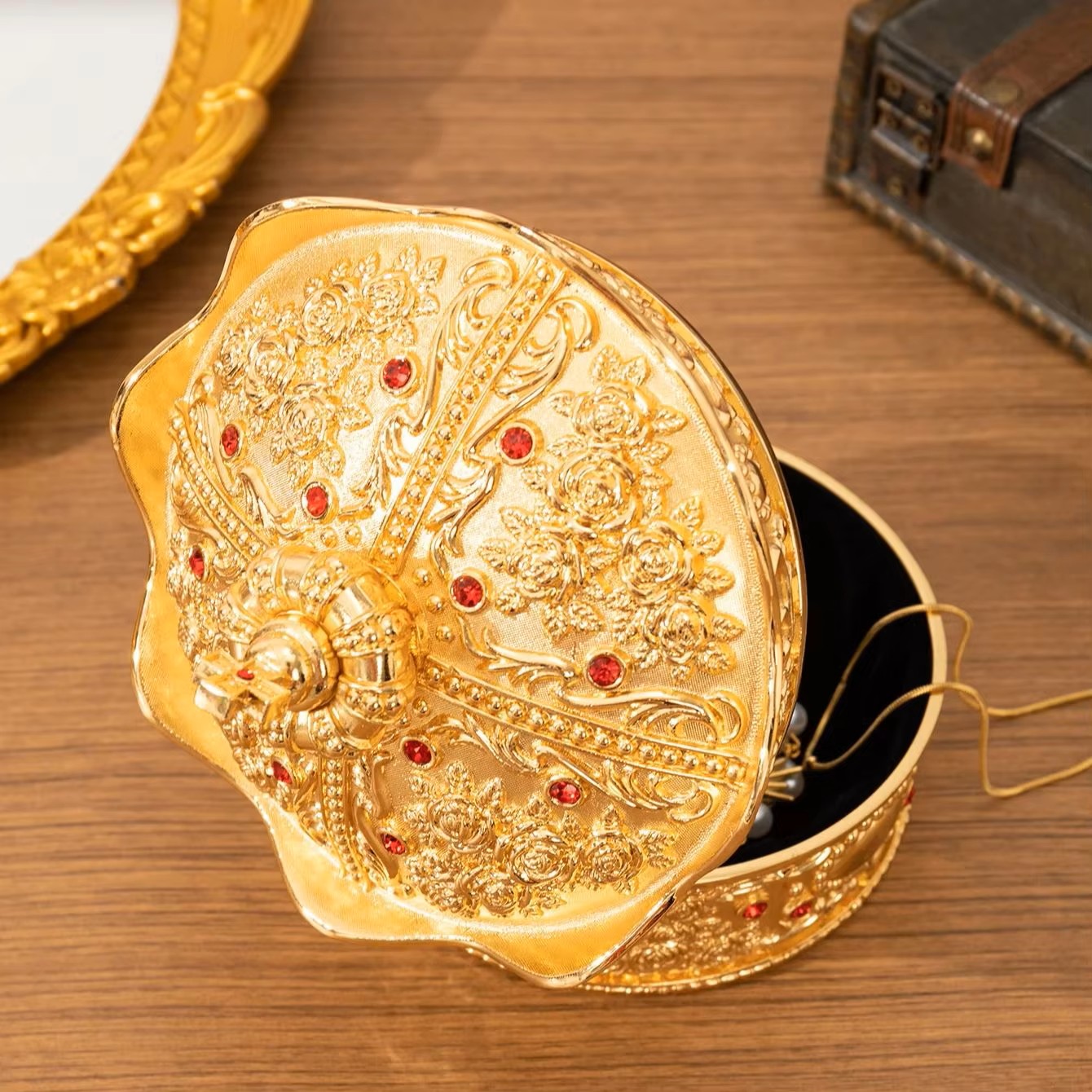 金色大型复古欧式皇冠钻石首饰盒玫瑰雕刻首饰十字存储盒金属材料高档礼品产品图