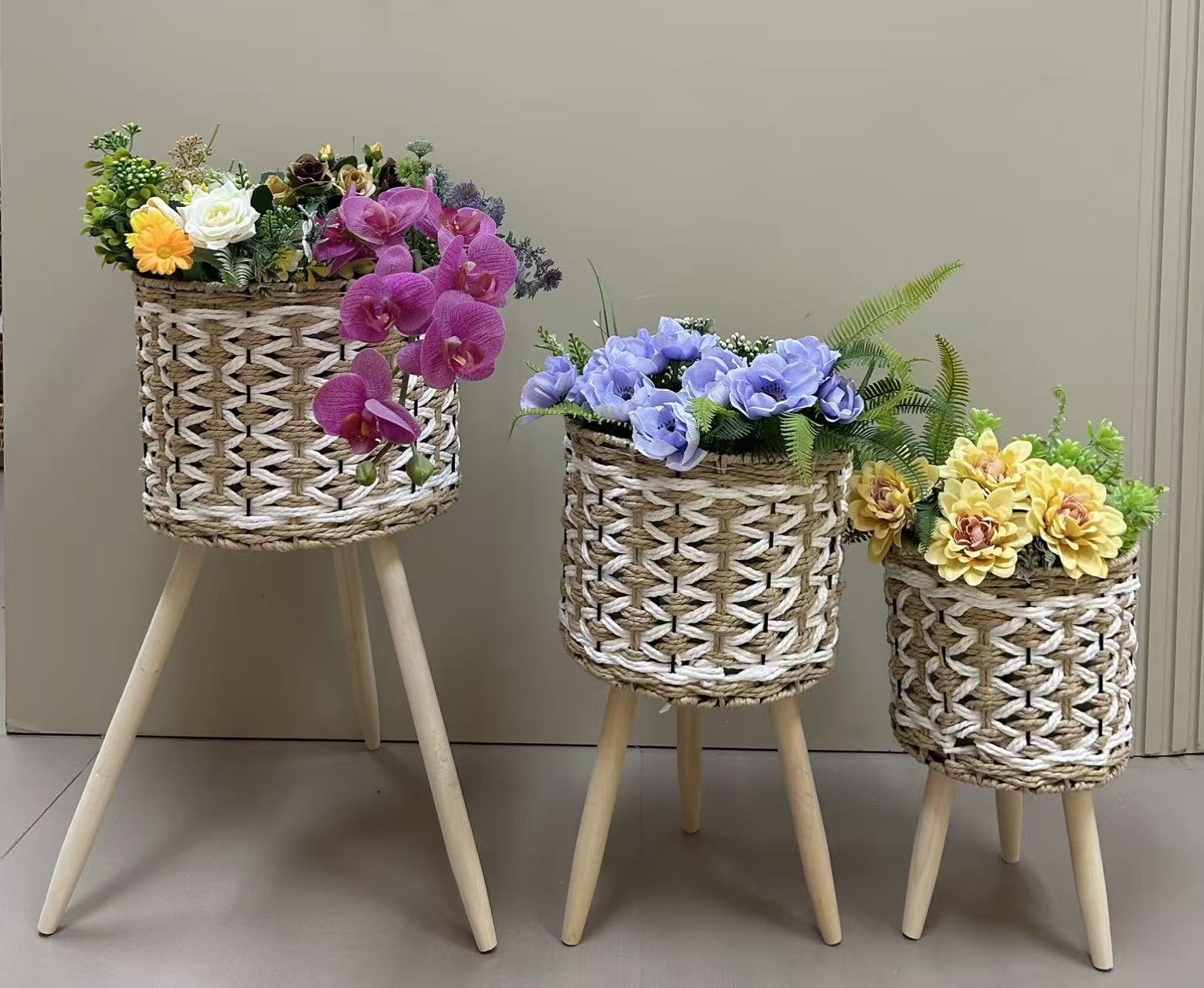 Nordic style creative, pure handcrafted, outward-woven flower baskets, wooden legs, high flower stands, floor-standing indoor and outdoor decoration, green ivy, garden potted plants, regenerated flowers, small potted plants grown by oneself
