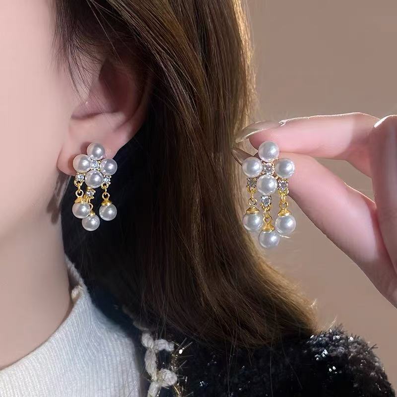 时尚珍珠耳环烧焊锆石耳饰耳饰品简约气质女款耳环配饰耳环耳饰珍珠耳环烧焊锆石耳环饰品白底实物图