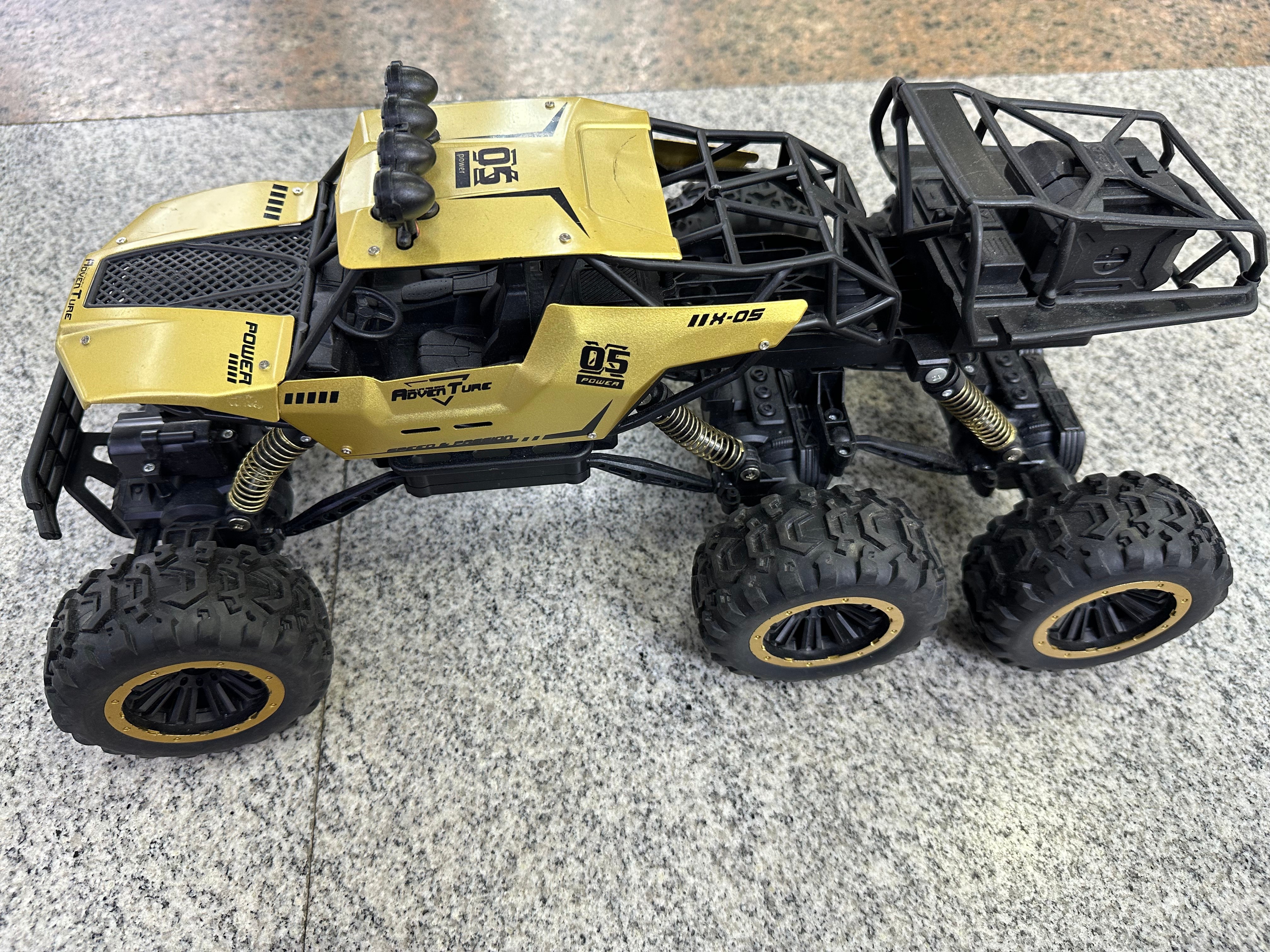 Explosion Wheel 1:10 model four-wheel drive climbing vehicle sealed box USB charging cable details Picture