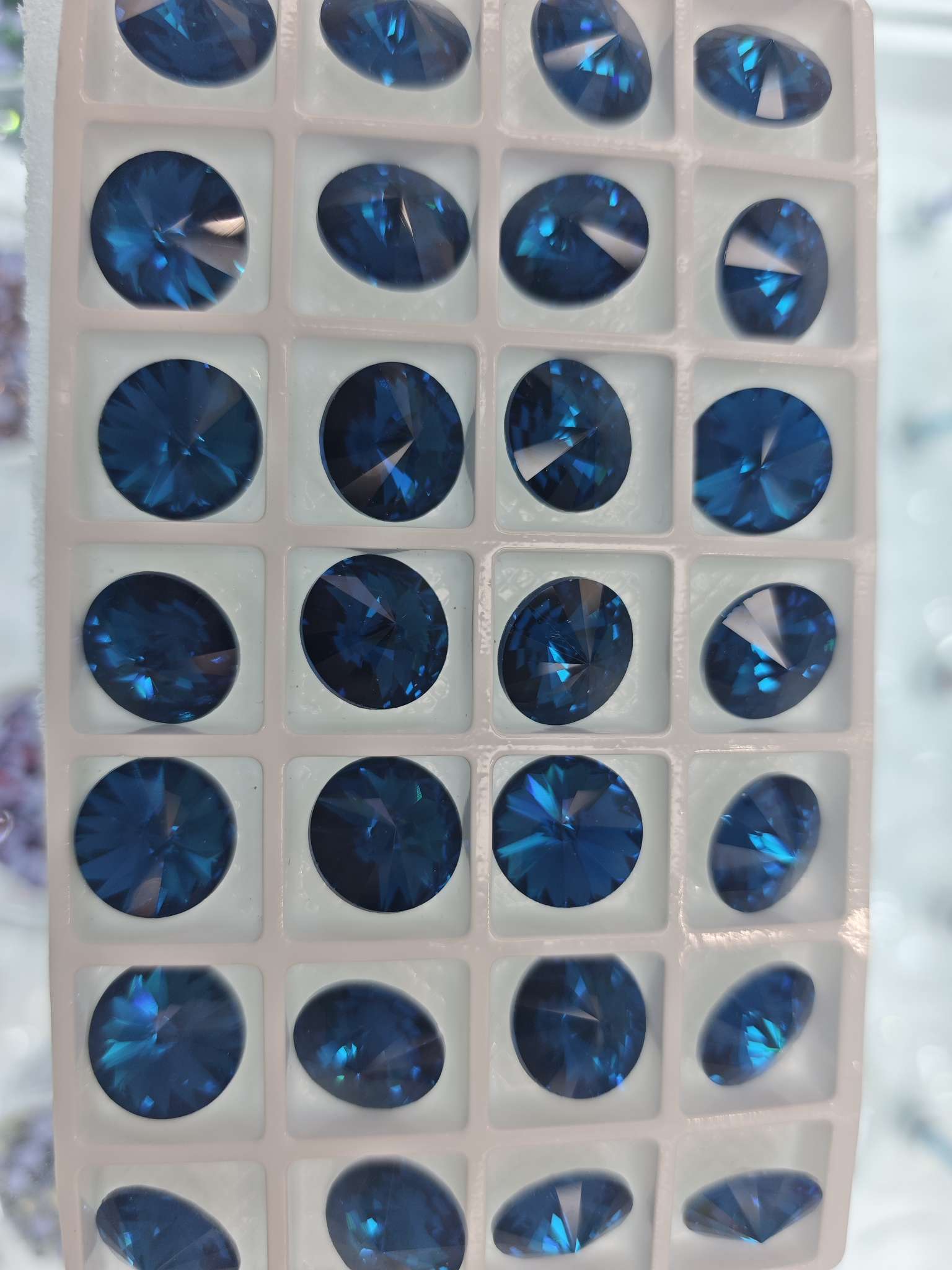 High-quality, colorful, and handcrafted DIY jewelry materials with pointed bottom satellite crystal glass accessories Item Picture