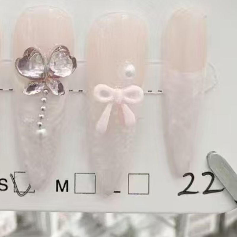 There are many types of nail art accessories available, including water diamonds, shell pieces, and stone diamonds