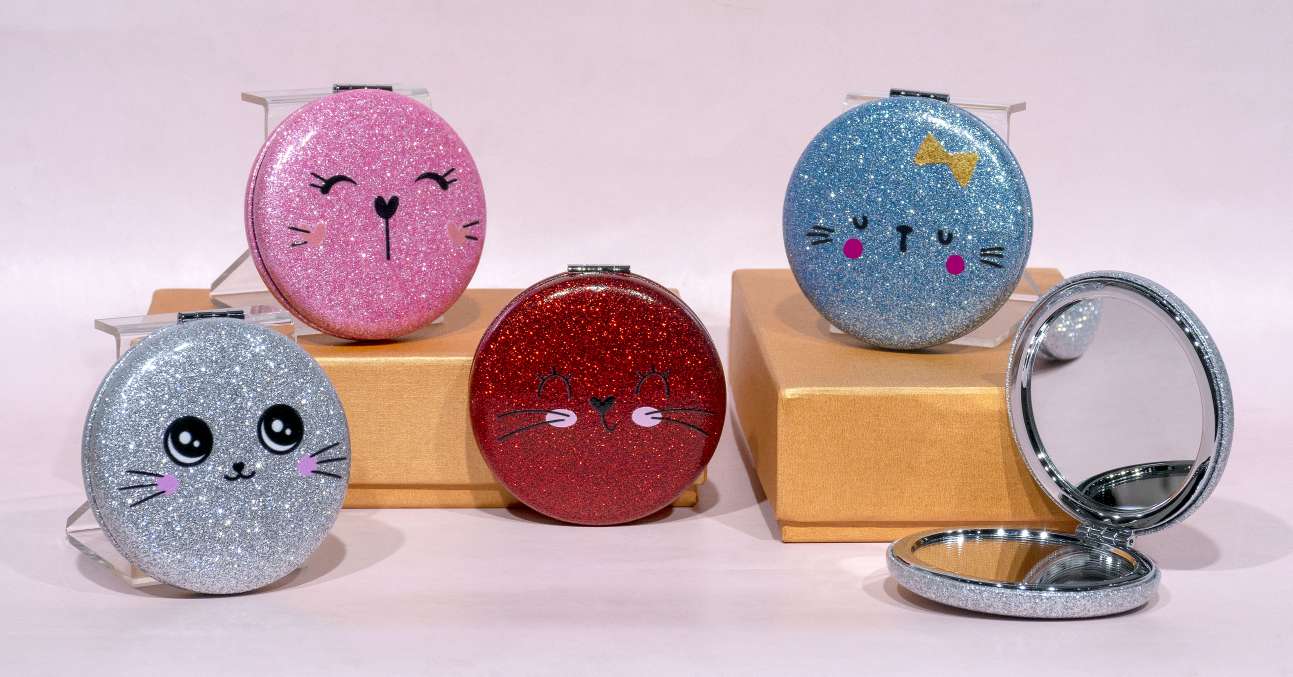 日用百货卫浴洗漱用品化妆镜台镜LED防碎镜子镜梳镜子便携化妆镜子