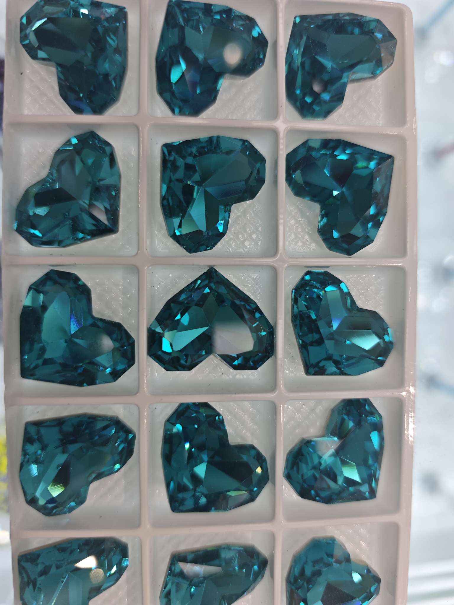 The pointed-bottom geometric heart-shaped crystal glass accessory is crystal clear and can be used for handicrafts, clothing, manicures and home decoration
