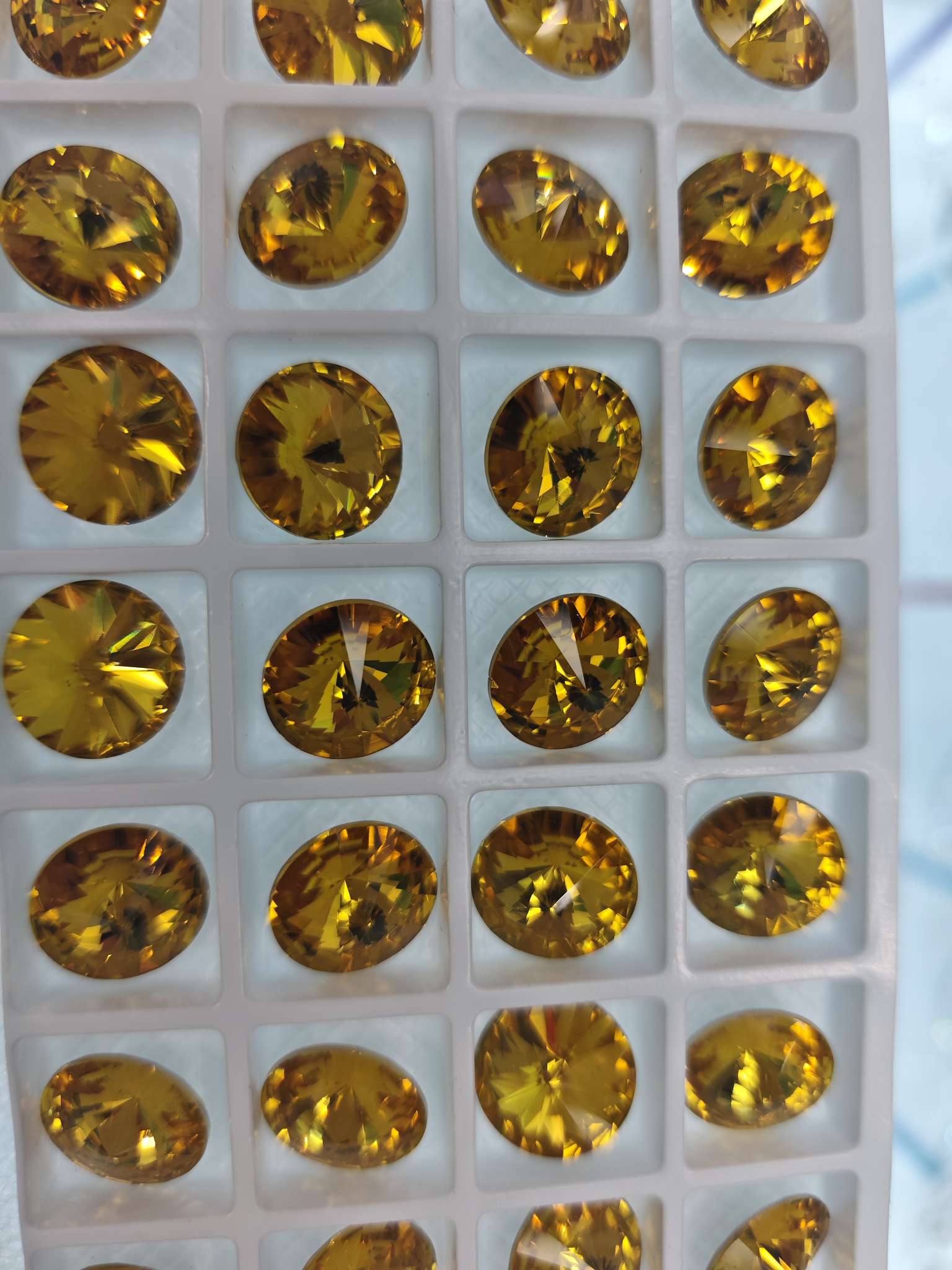 High-quality, colorful, and handcrafted DIY jewelry materials with pointed bottom satellite crystal glass accessories Specification image